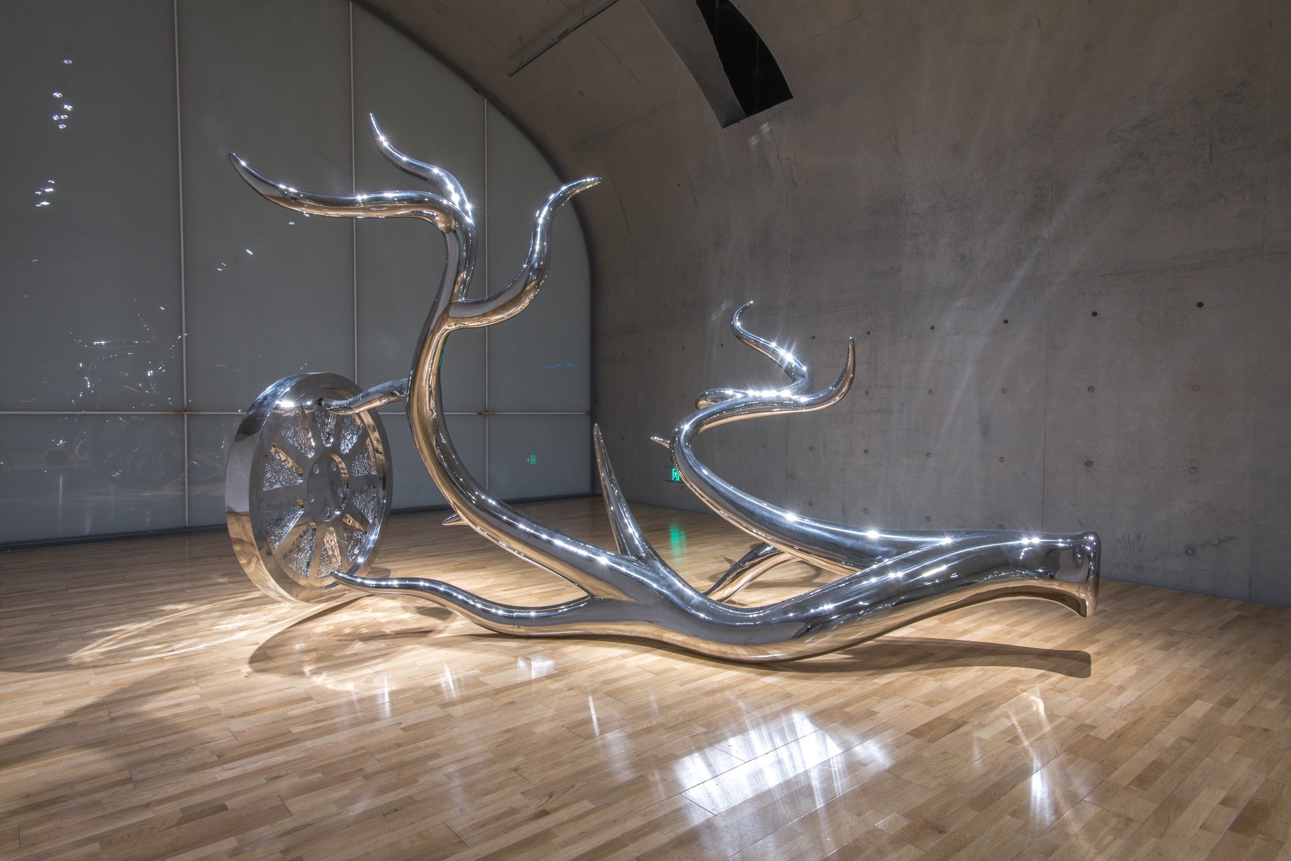 松山智一《Wheels of Fortune》2020年 個人蔵 スチール　257×400×105cm