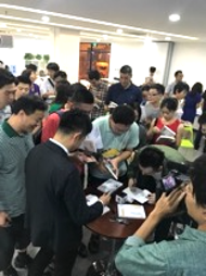 中国・北京での講演後サインを求められる様子