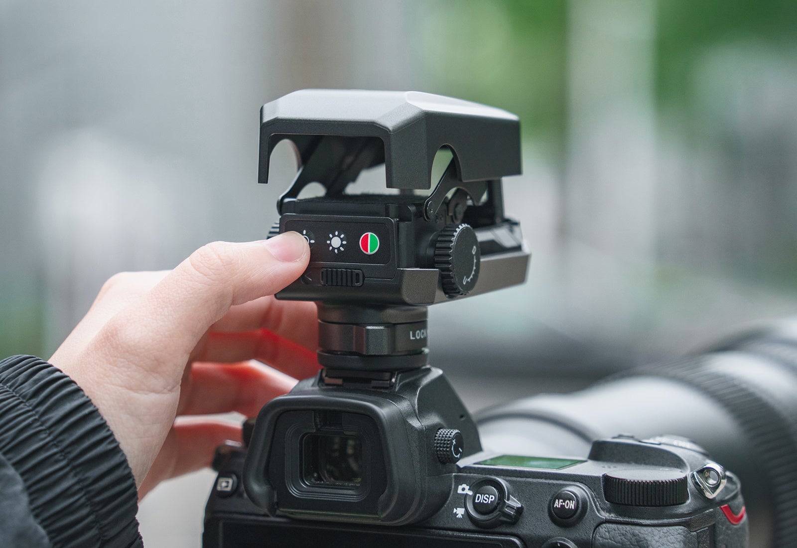 望遠撮影で素早く被写体を捉える「銘匠光学 TTArtisan ドットサイト」