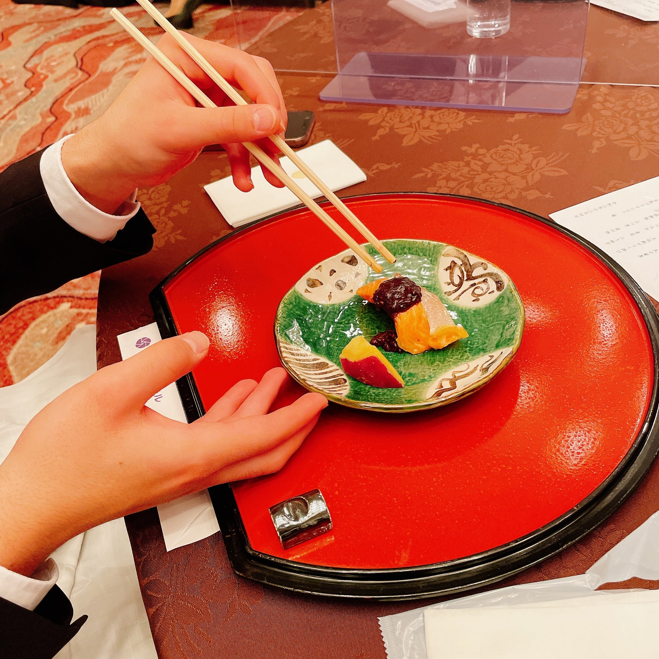 和食テーブルマナー研修の様子(焼き物　サーモン葱味噌焼き　丸十蜜煮)