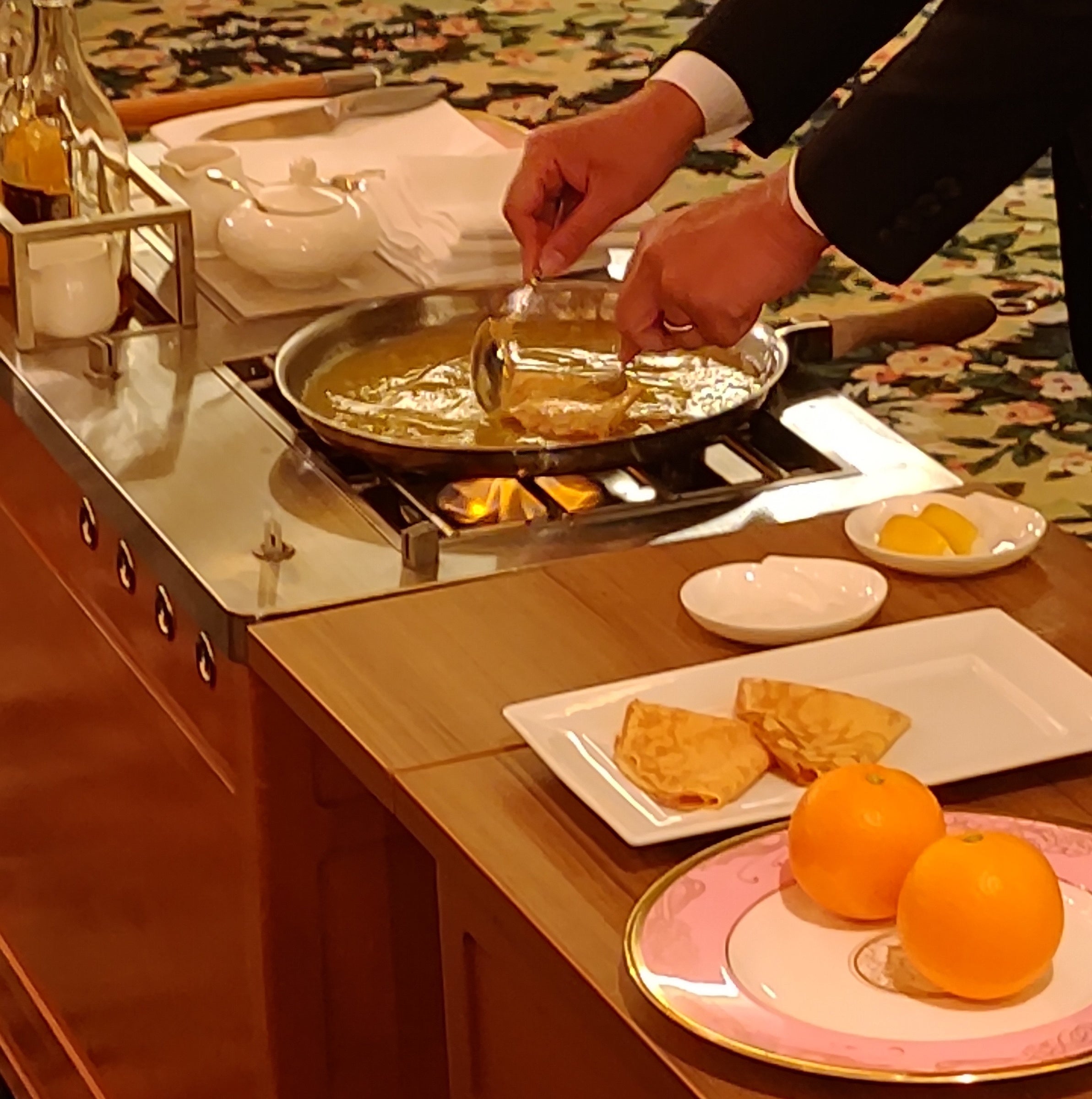 サービスの担当者による「クレープシュゼット」パフォーマンスの様子