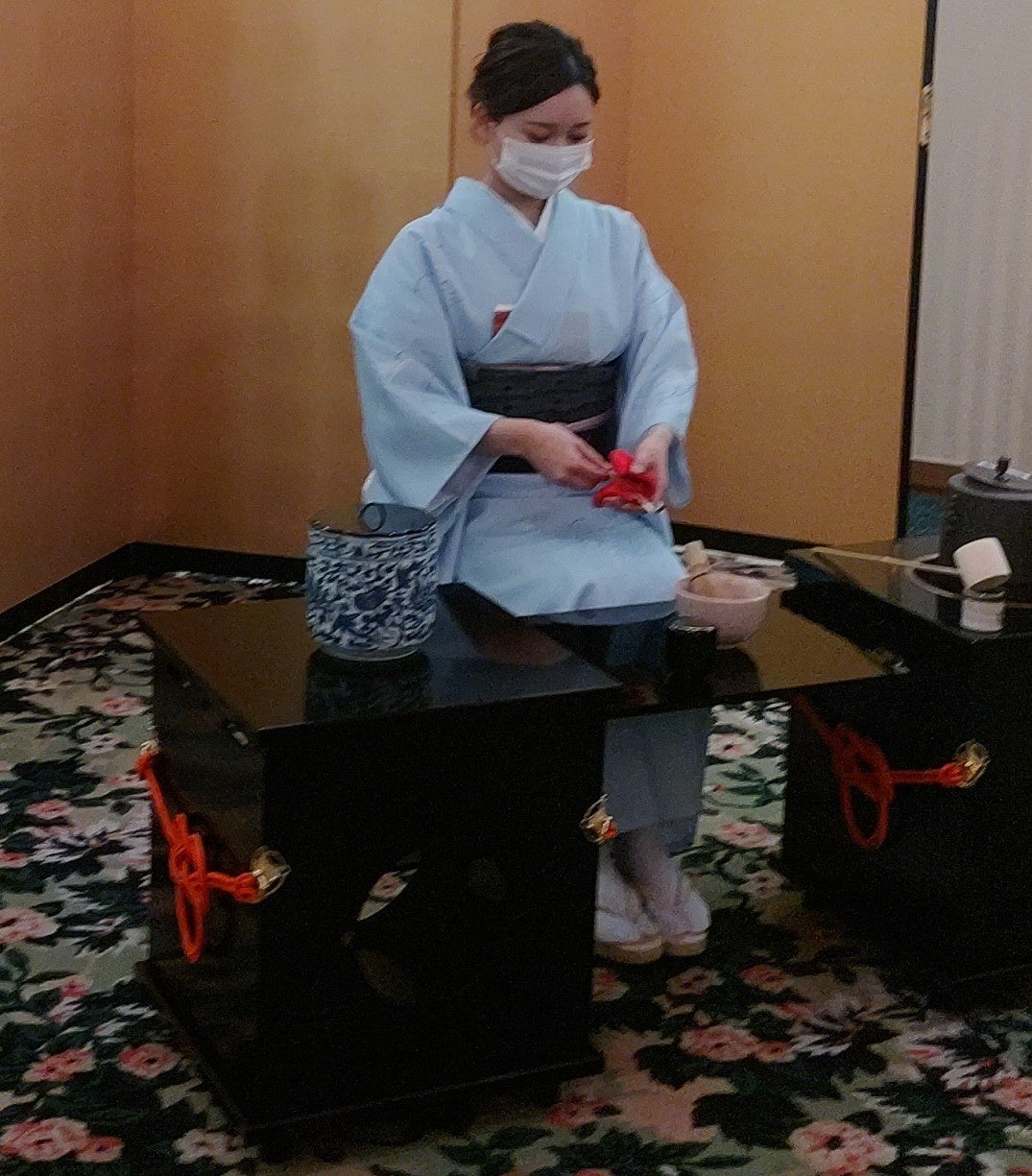 クラブラウンジの担当者による「茶道の所作」