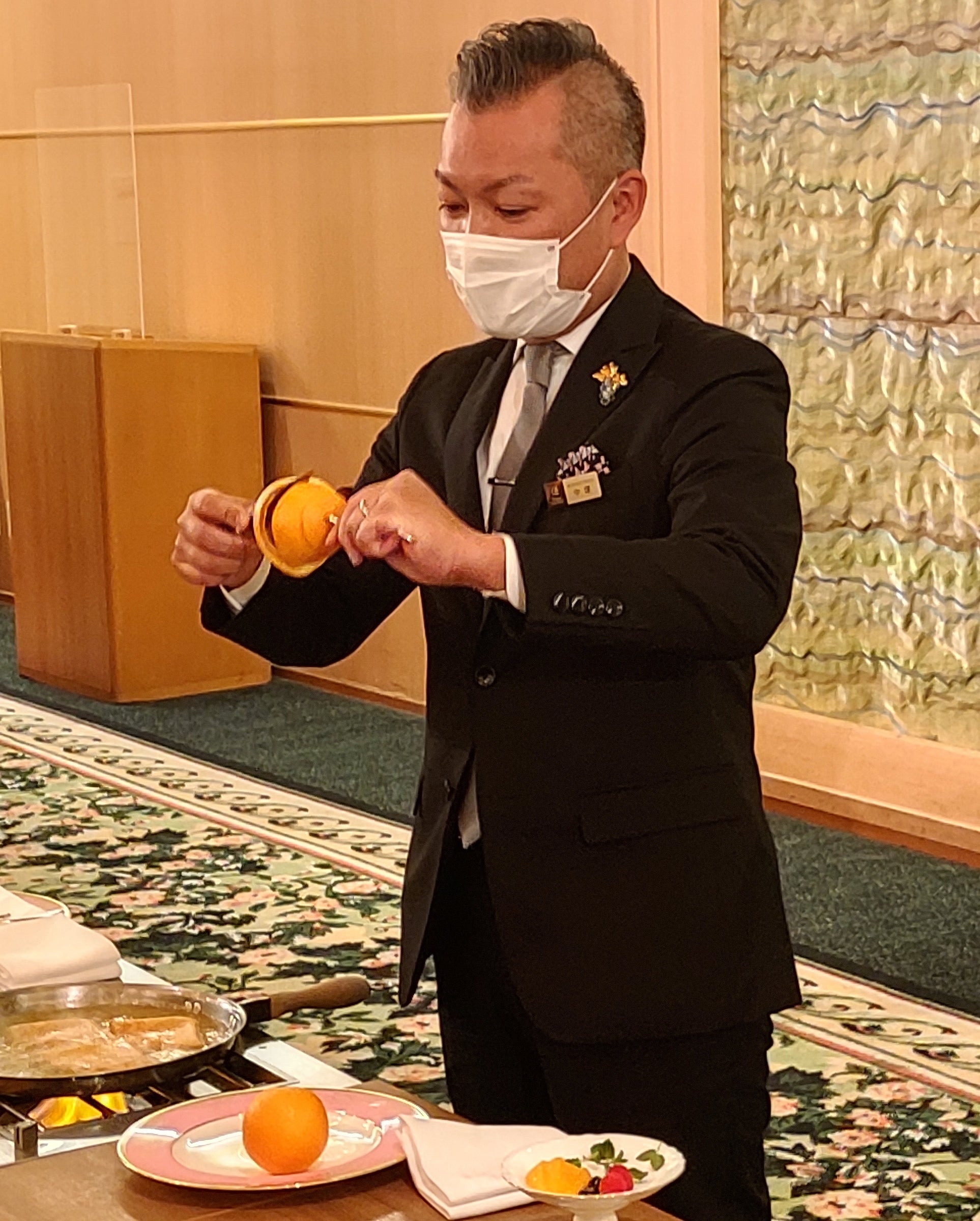 サービスの担当者による「クレープシュゼット」パフォーマンスの様子