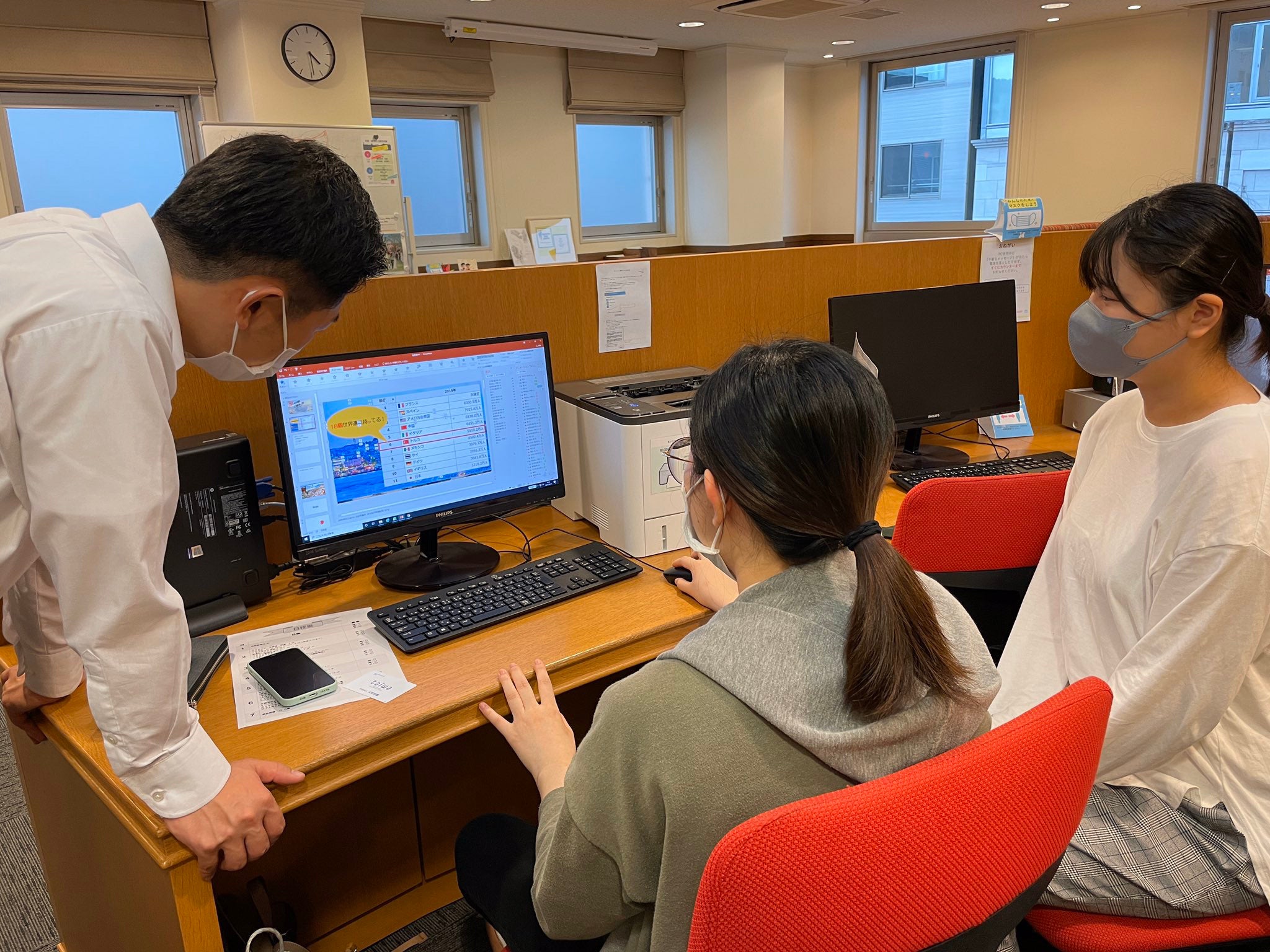 卒業研究発表会に向けての準備の様子　京都ホテル観光ブライダル専門学校ライブラリーにて