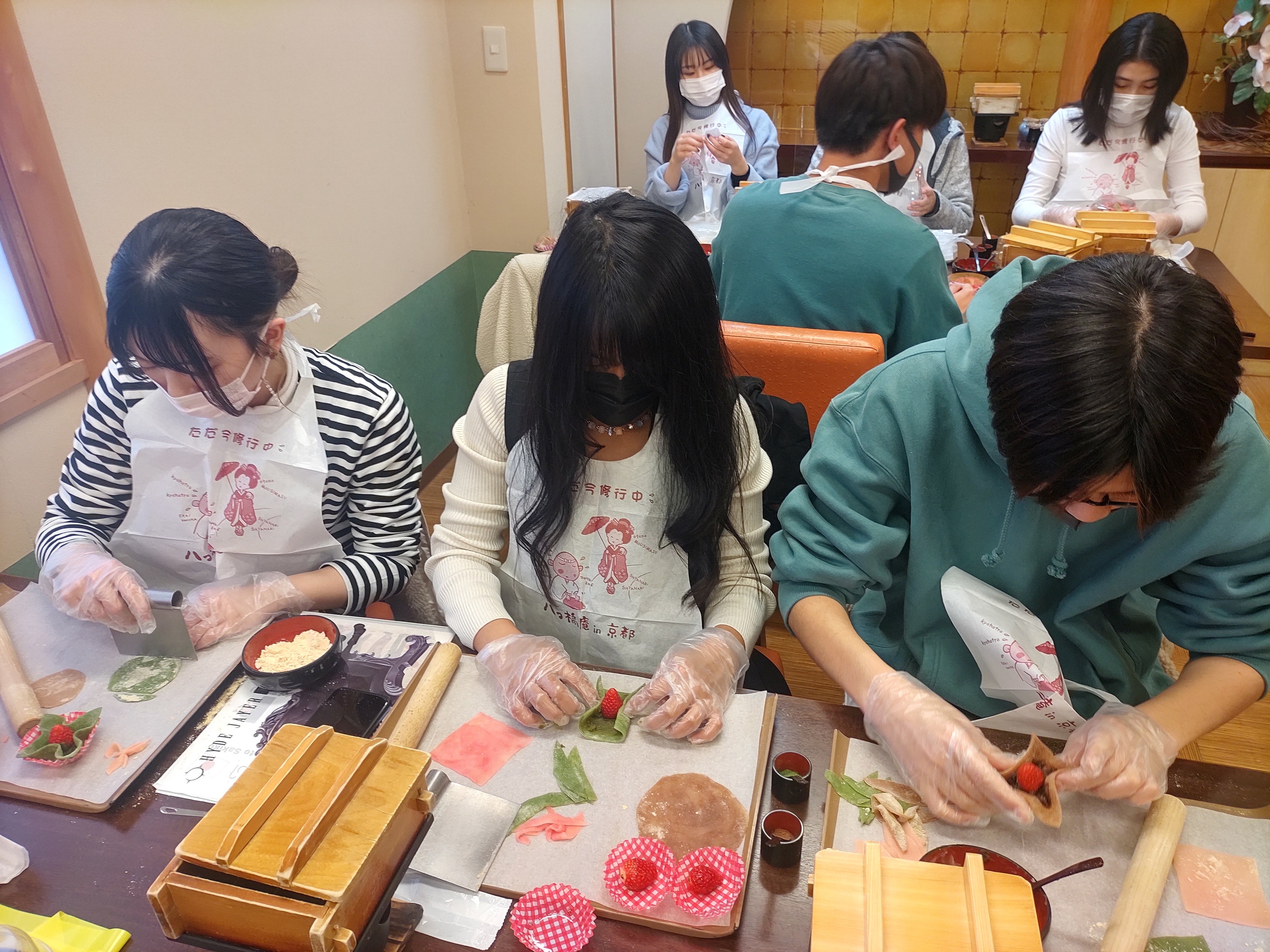 八つ橋庵とししゅうやかた体験の様子