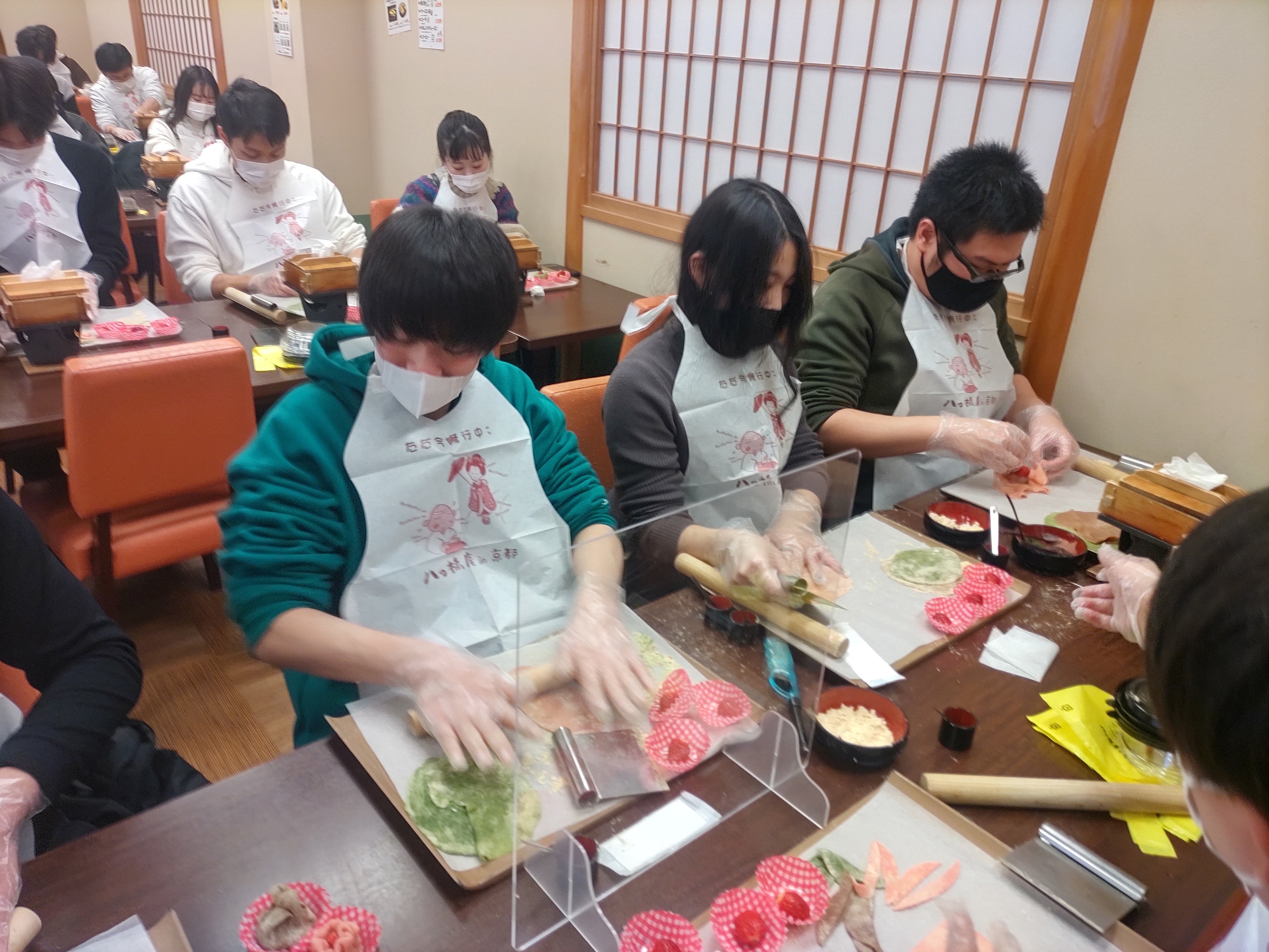 八つ橋庵とししゅうやかた体験の様子