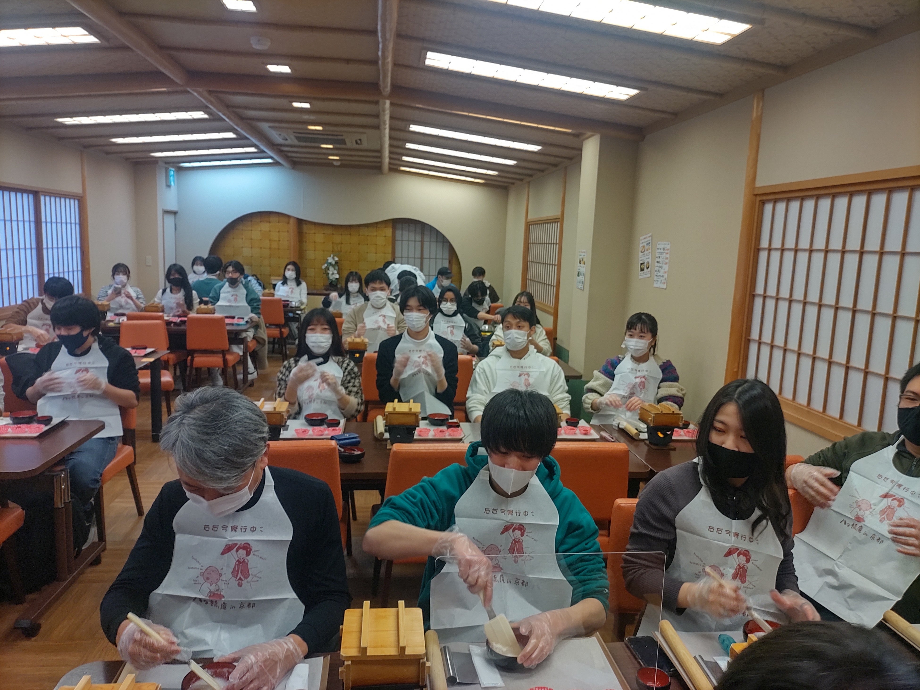 八つ橋庵とししゅうやかた体験の様子