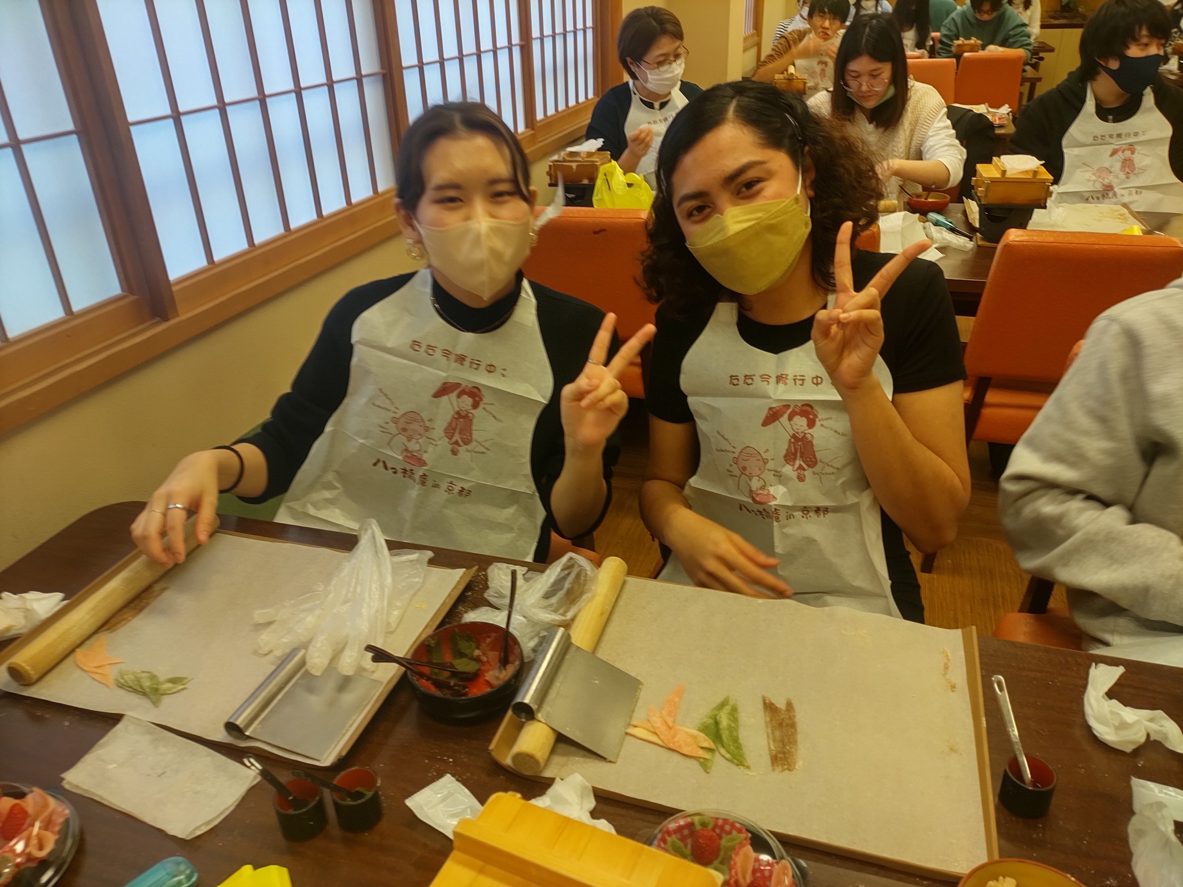 八つ橋庵とししゅうやかた体験の様子