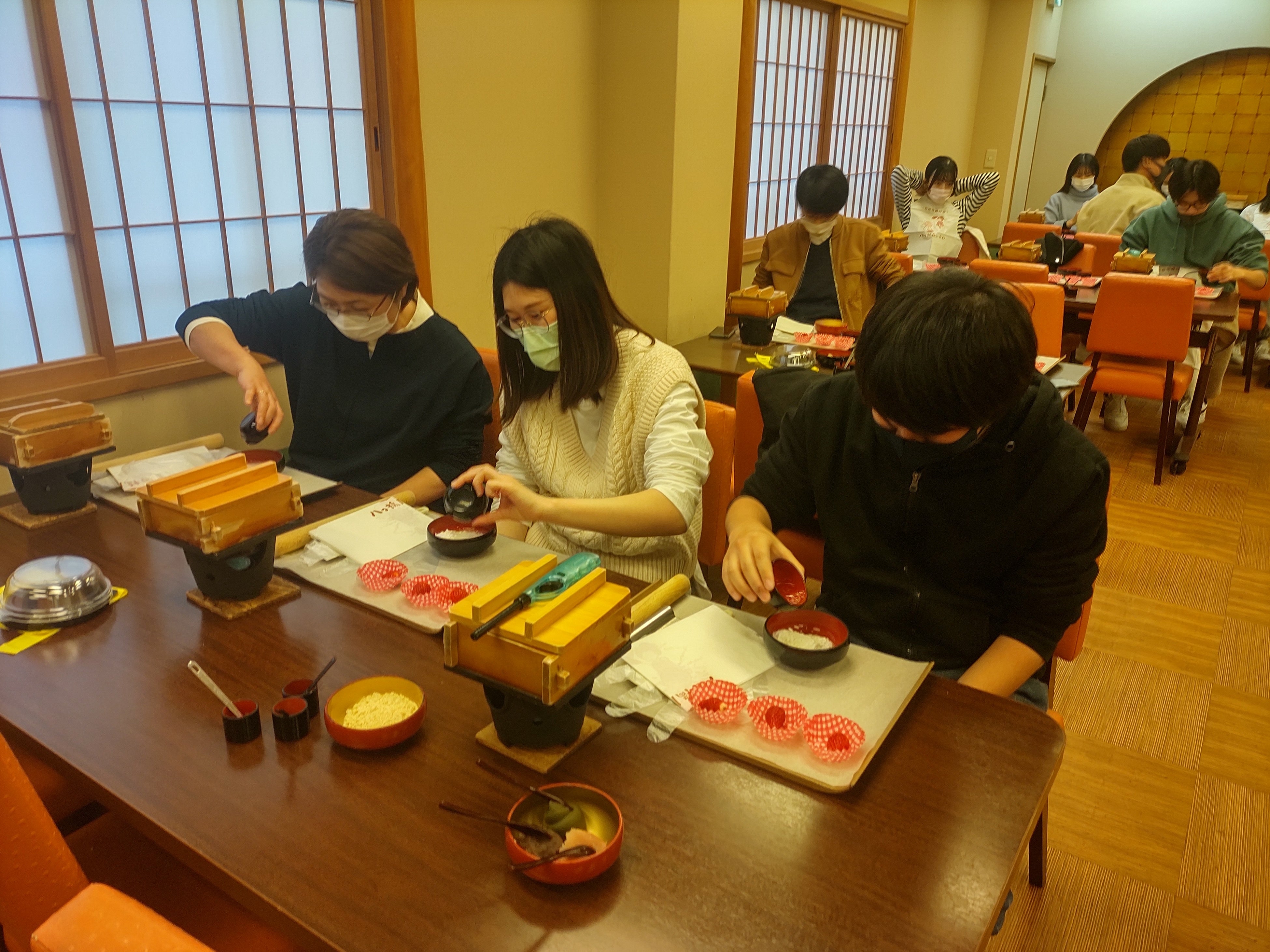 八つ橋庵とししゅうやかた体験の様子