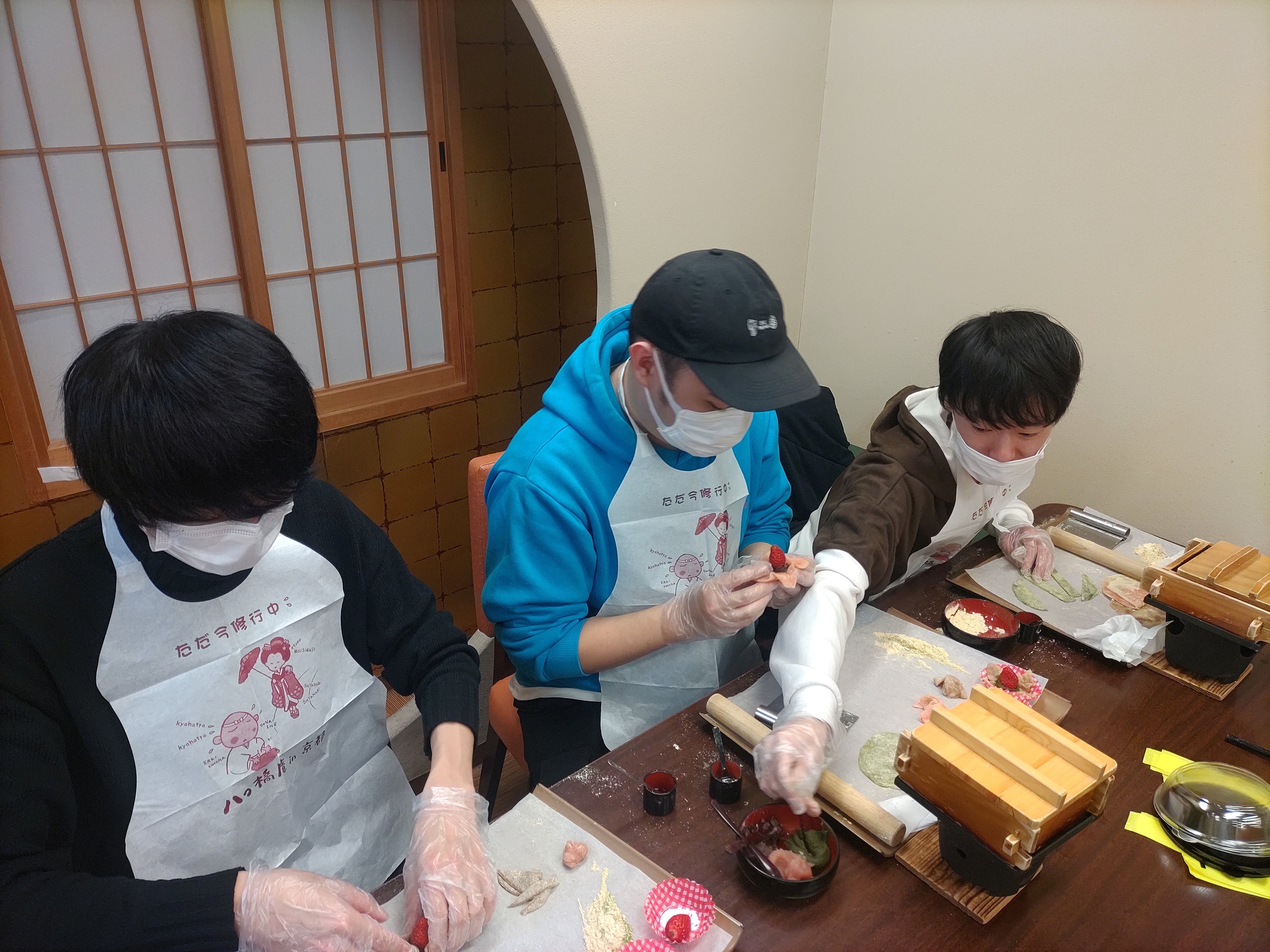 八つ橋庵とししゅうやかた体験の様子