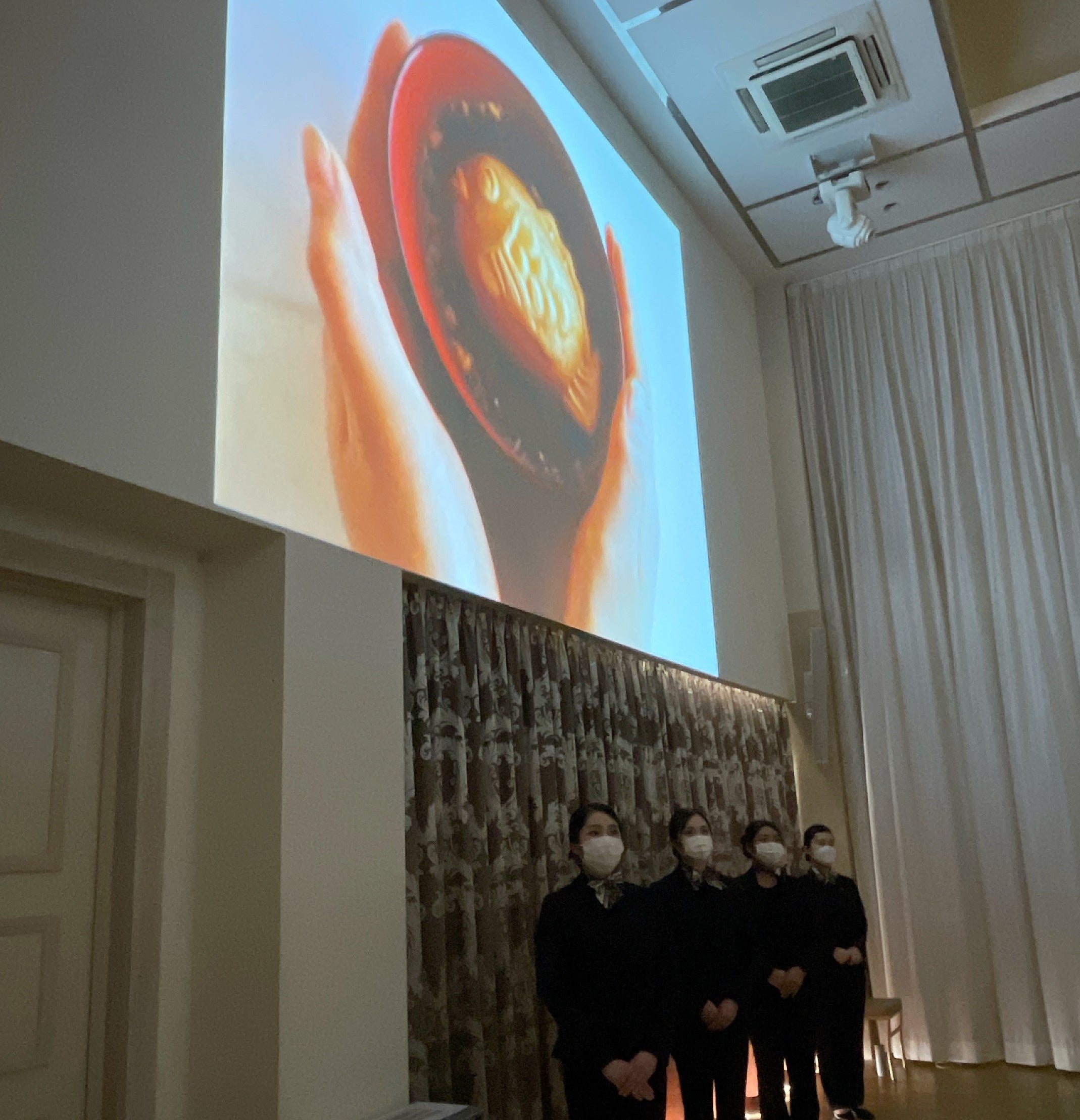 「最中のお味噌汁」動画発表の様子