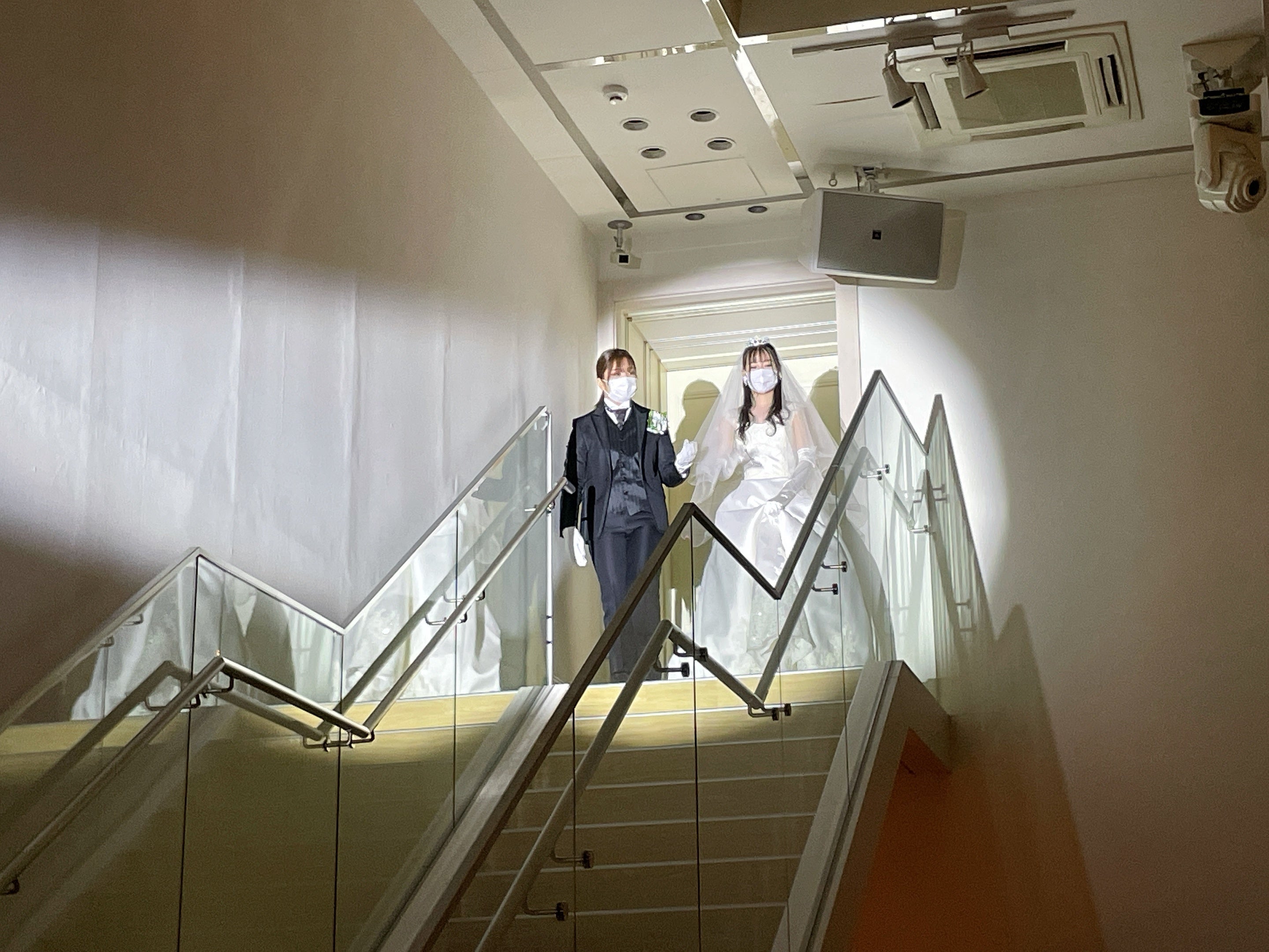 演出　階段からの入場シーン