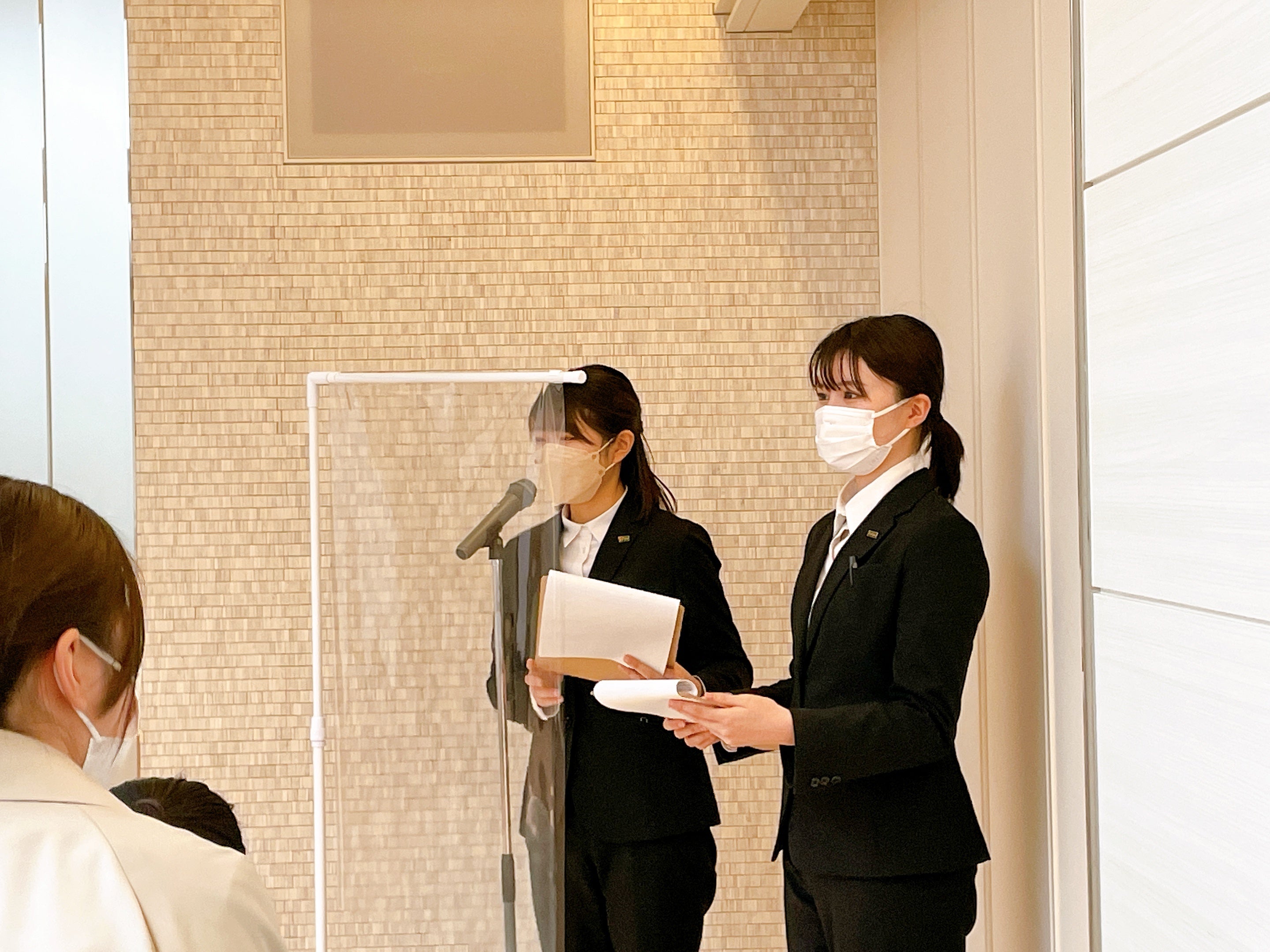 レセプションコンテスト　司会の様子