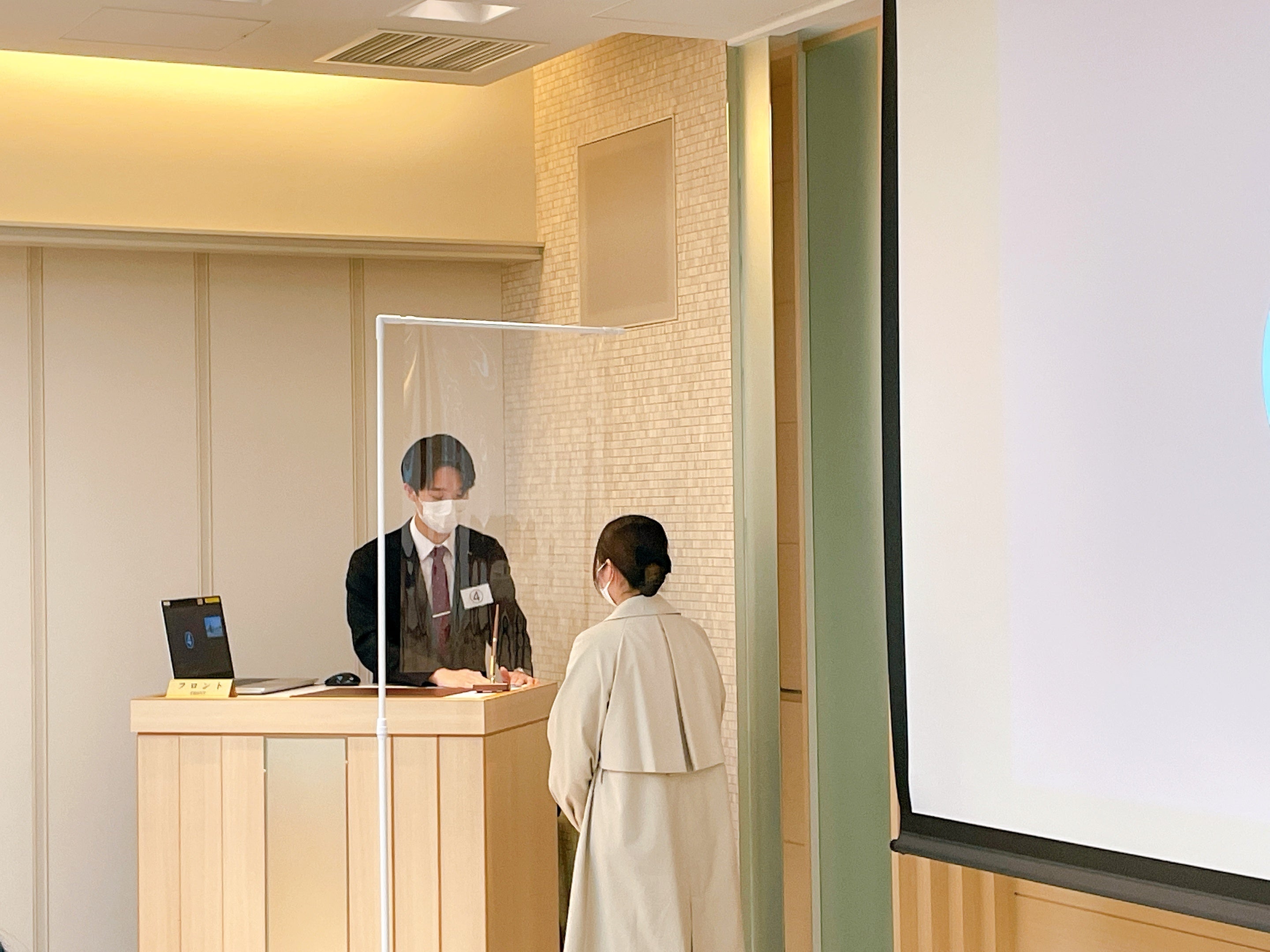 レセプションコンテスト　予約客の宿泊登録受付（レジストレーション）対応の様子