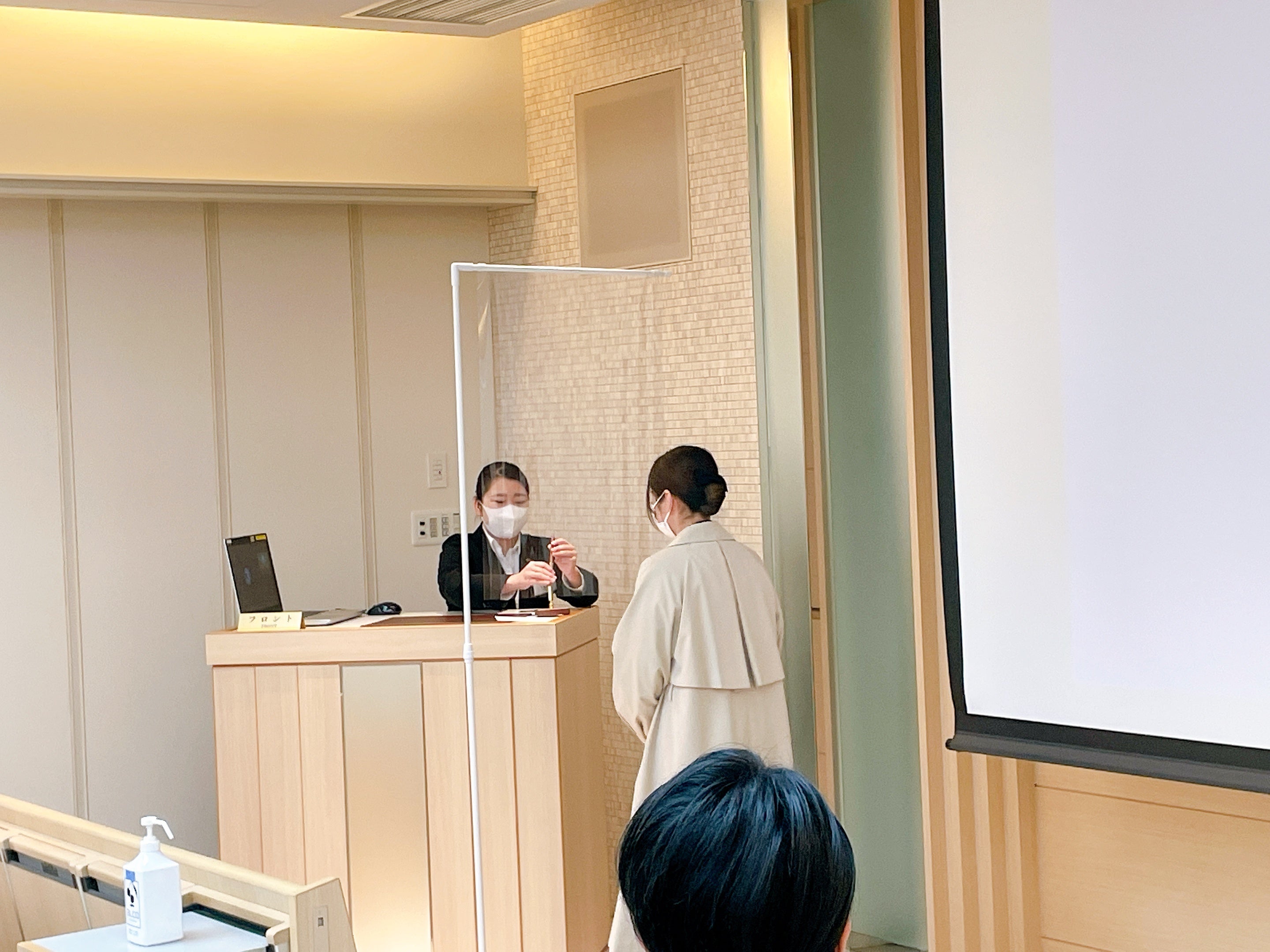 レセプションコンテスト　予約客の宿泊登録受付（レジストレーション）対応の様子