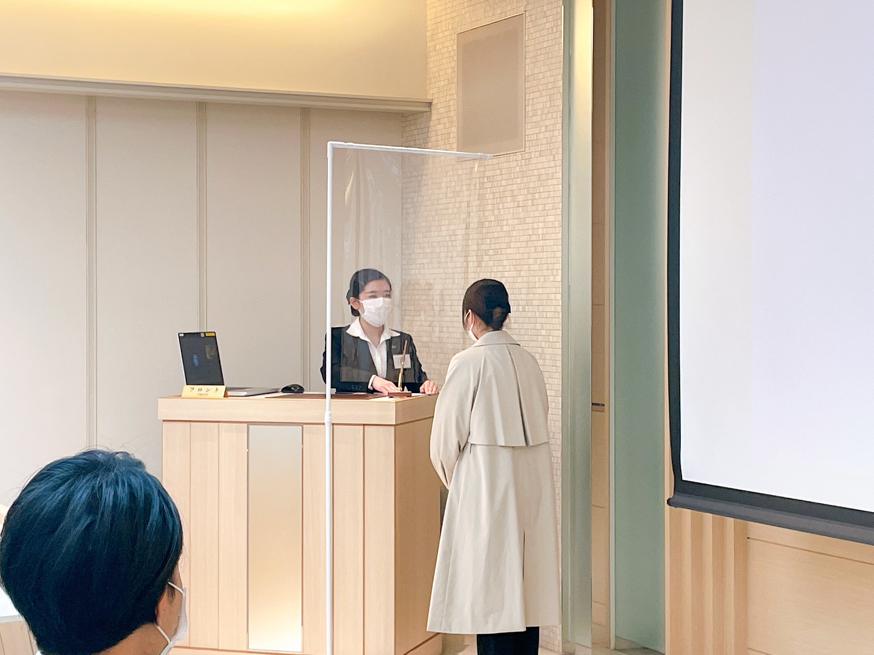 レセプションコンテスト　予約客の宿泊登録受付（レジストレーション）対応の様子