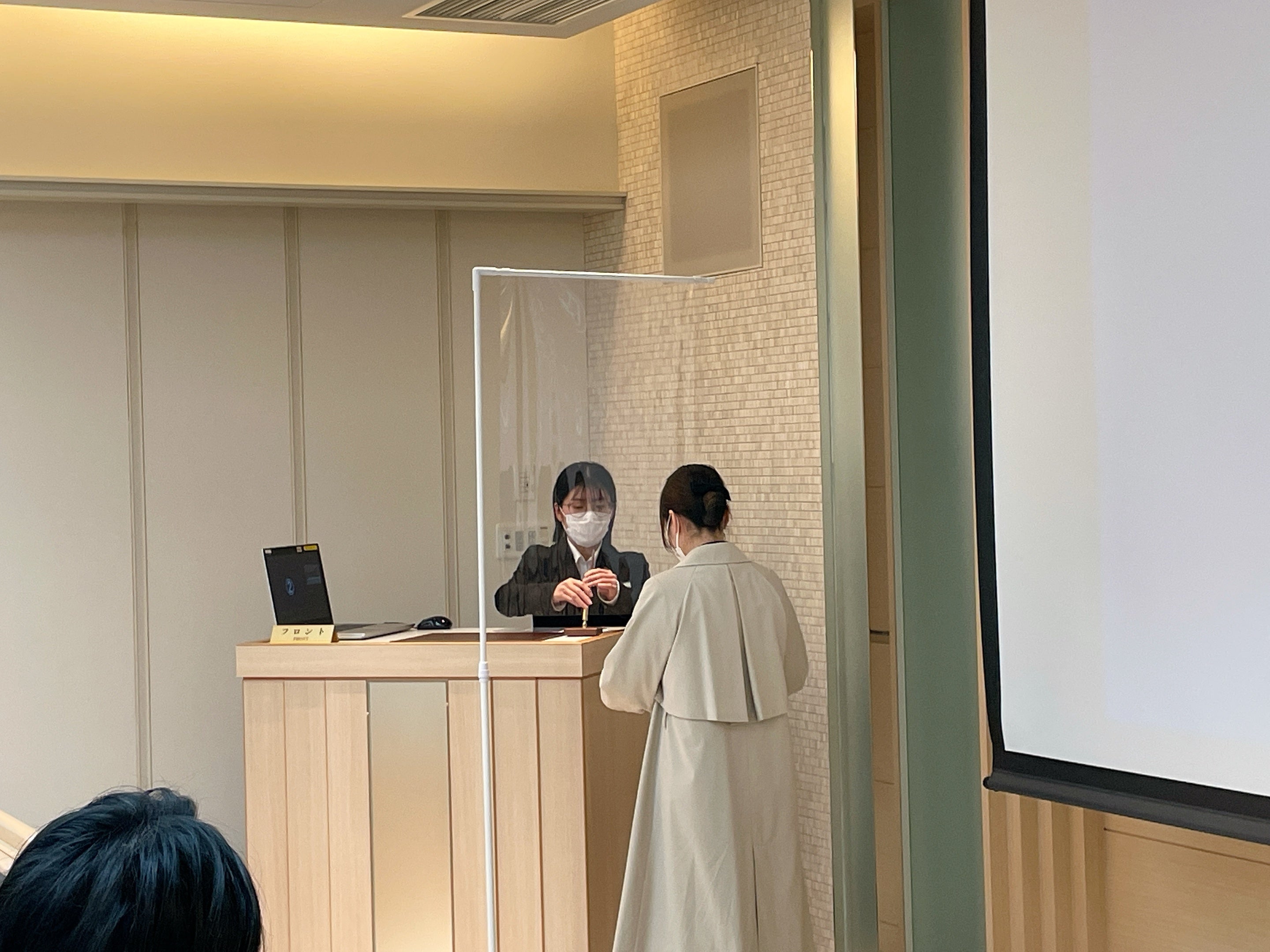 レセプションコンテスト　予約客の宿泊登録受付（レジストレーション）対応の様子