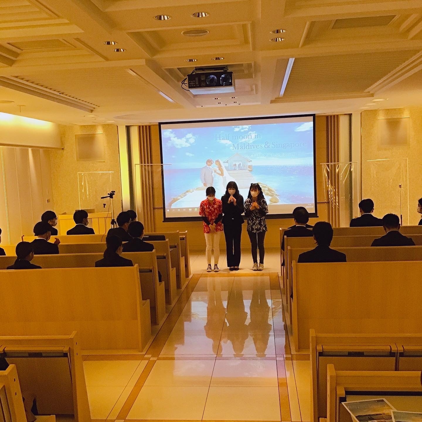 旅行学科　卒業研究発表会　卒業チームの発表の様子