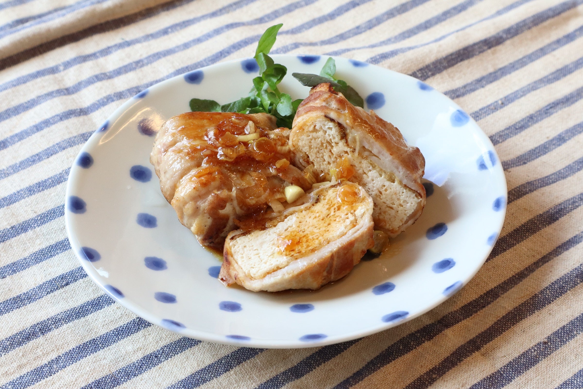 豚バラの中には「おざぶ揚げ」が入ってボリューム満タンなのにヘルシーです。葱ソースを添えていただきます。