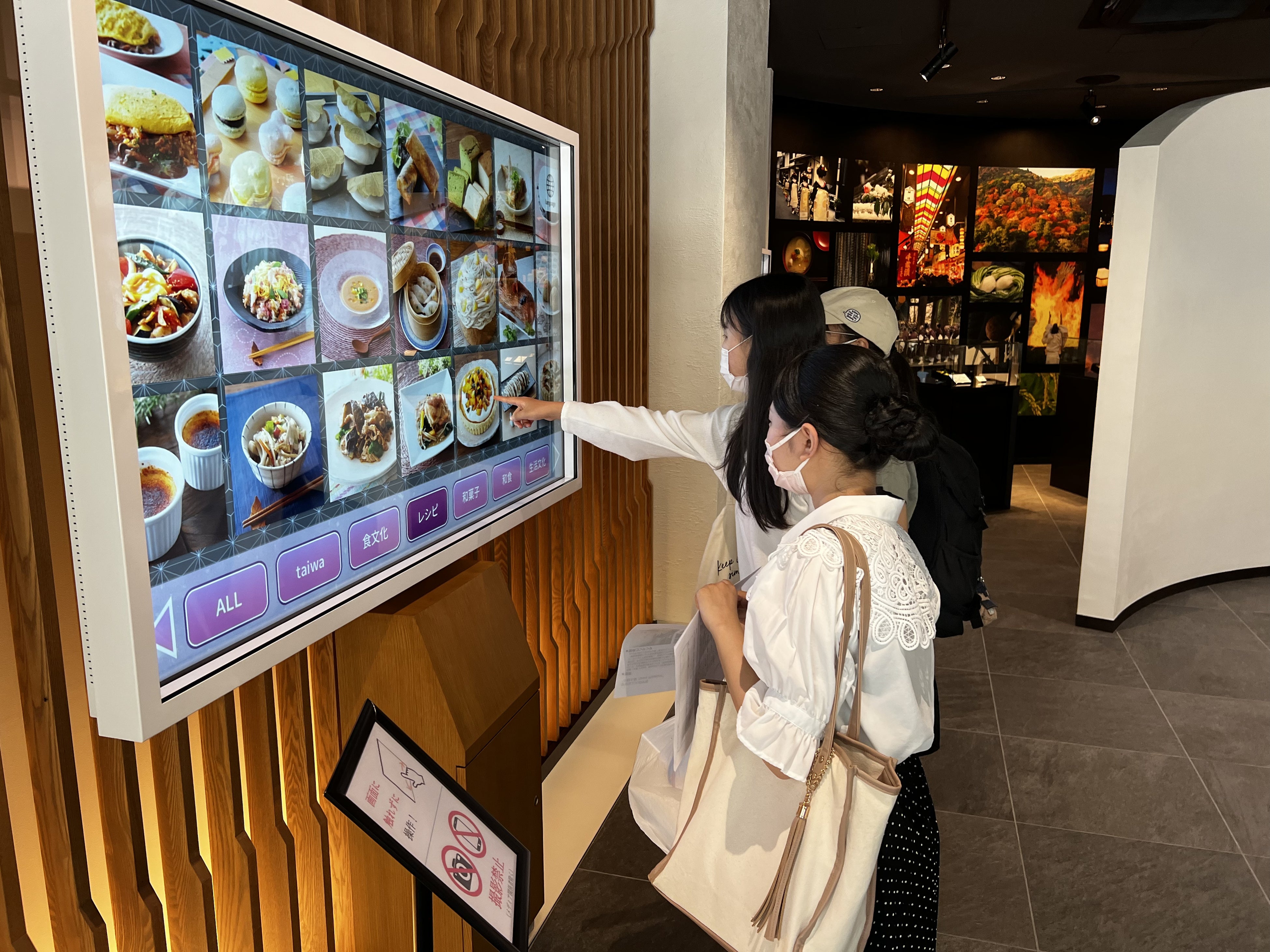 様々な写真や動画を検索