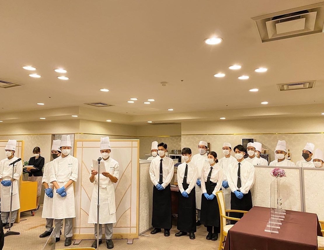 学生による料理プレゼンテーション