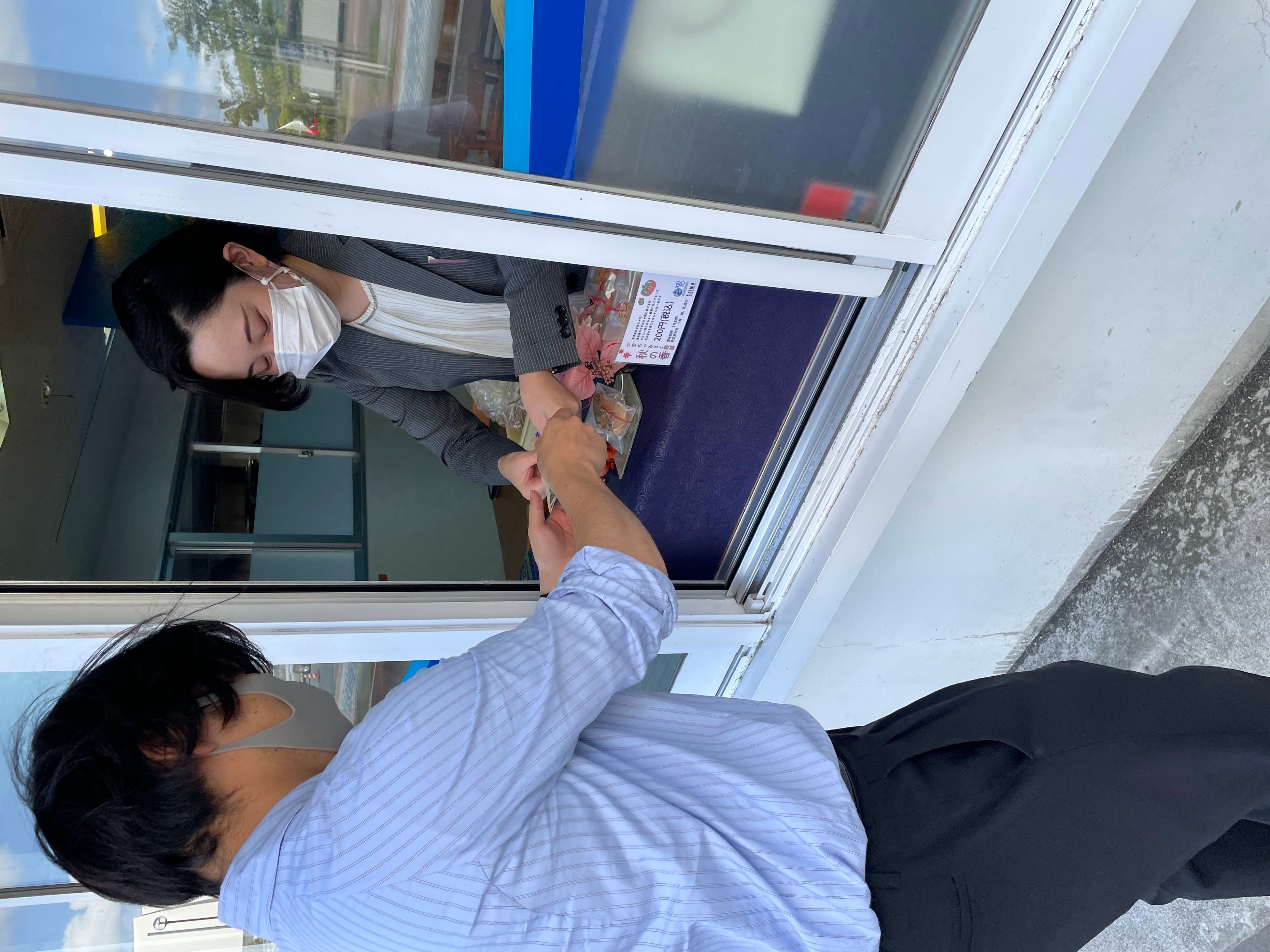 地域の方々や観光客が来店