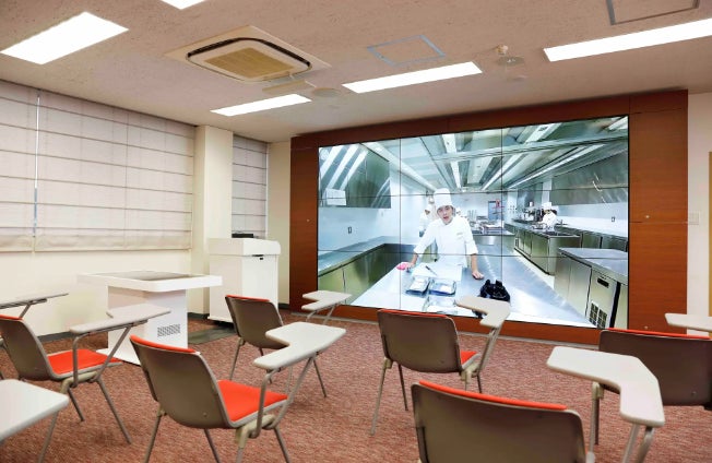 ミニシアター級の大画面を実装