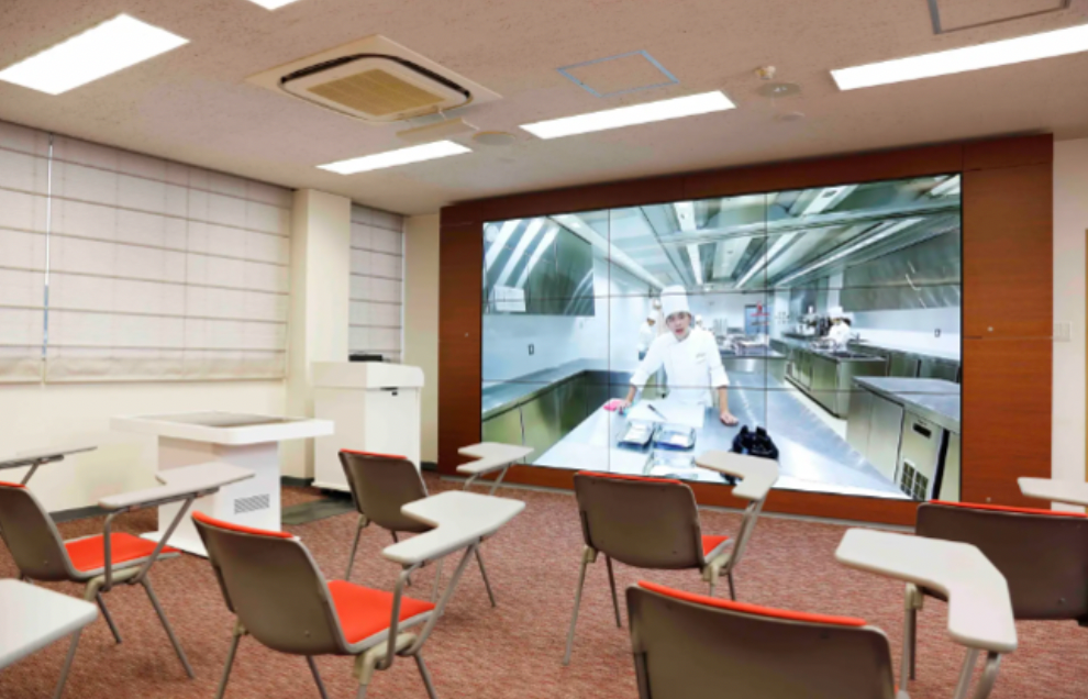 ミニシアター級の大画面を実装