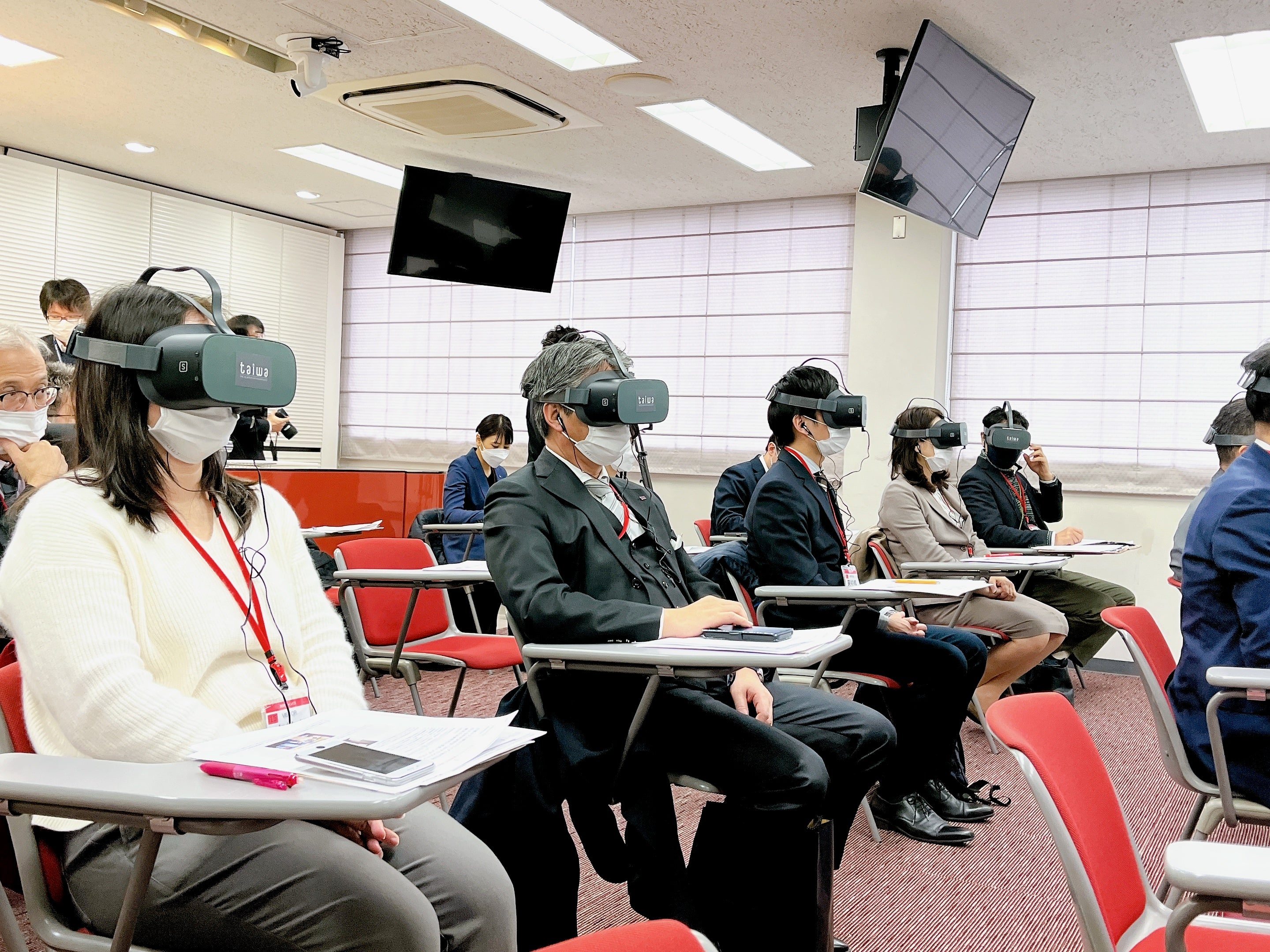 業界関係者向けの体験会を実施