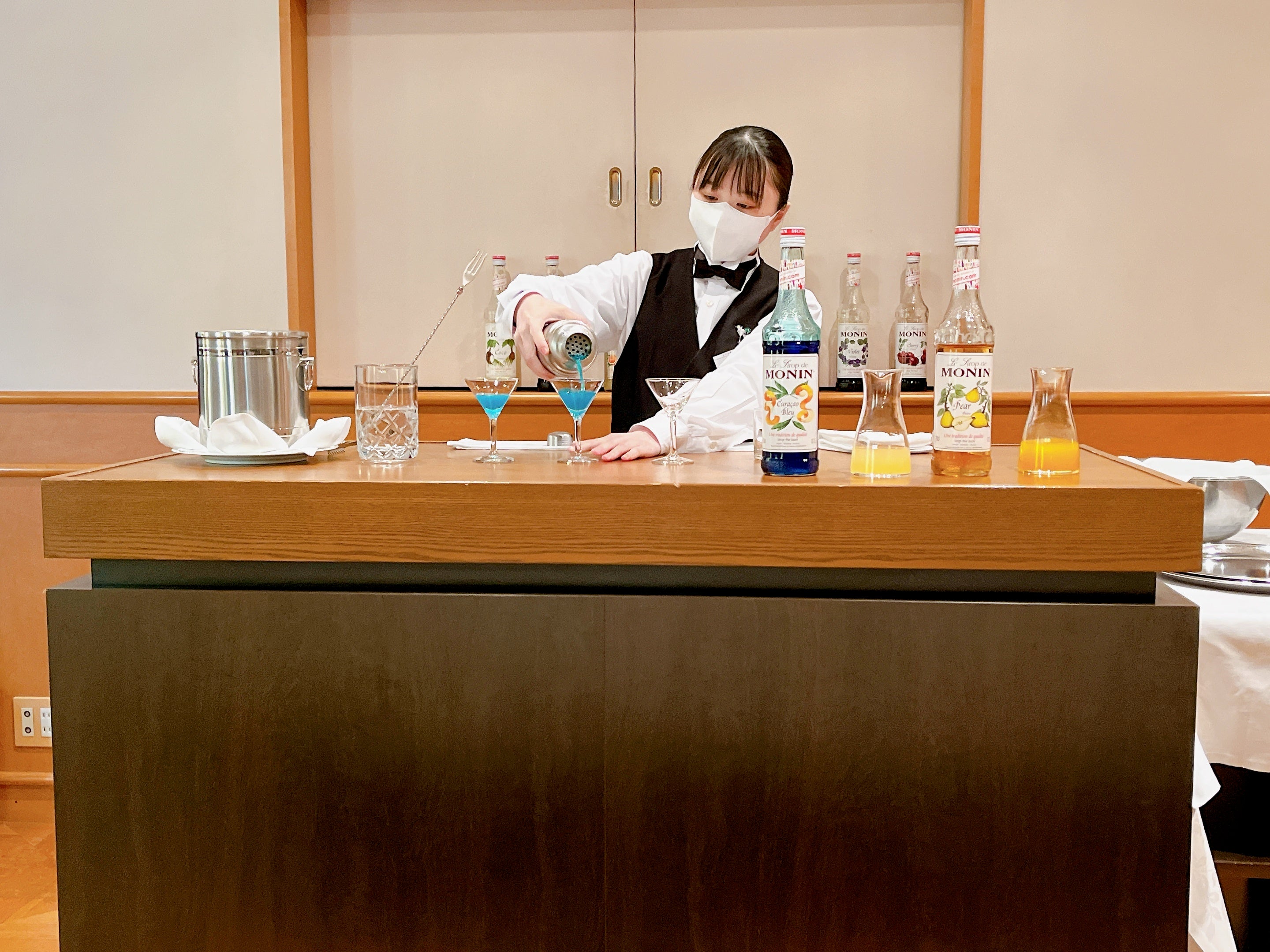 カクテル作成の様子