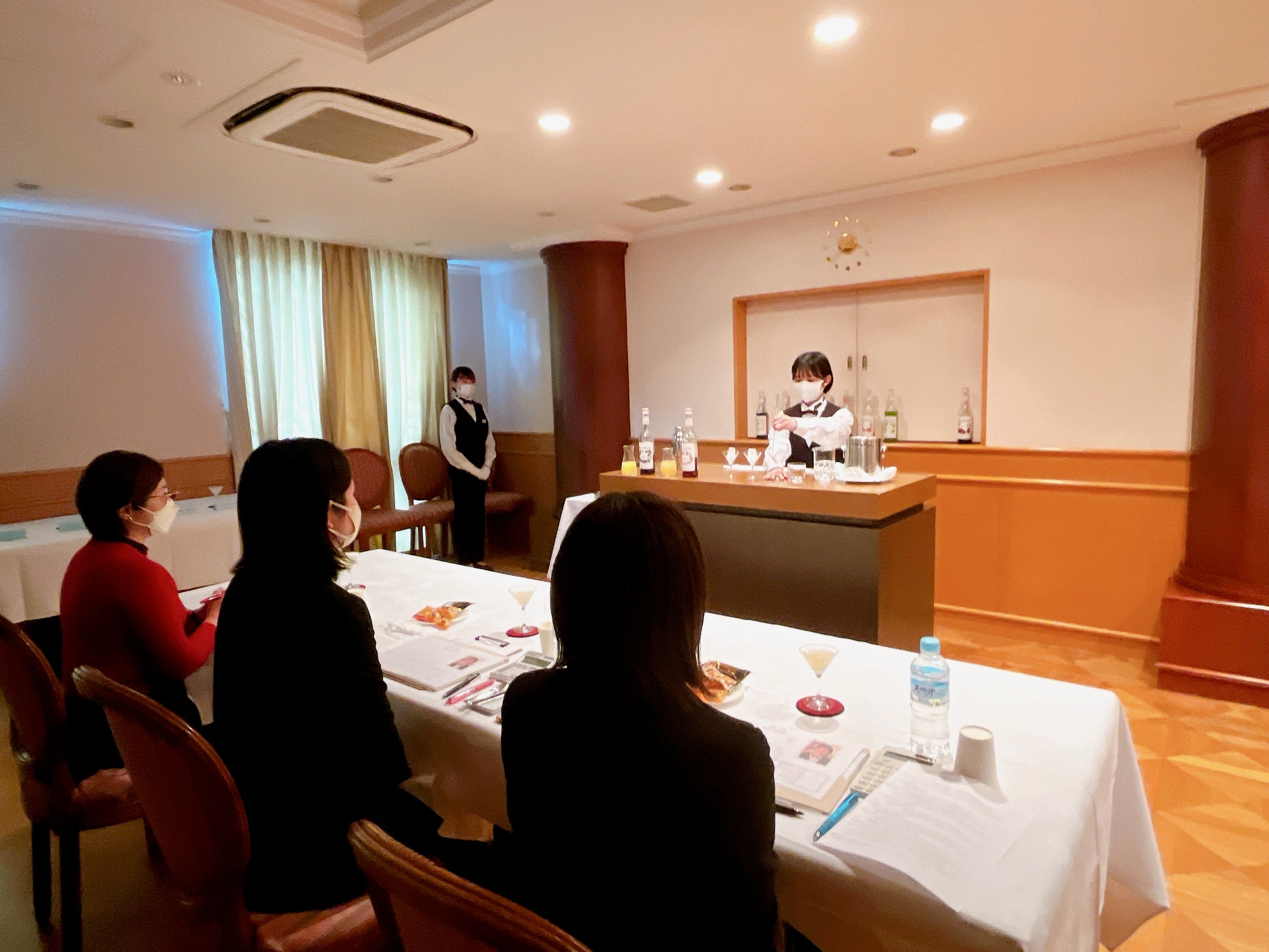 カクテル作成の様子