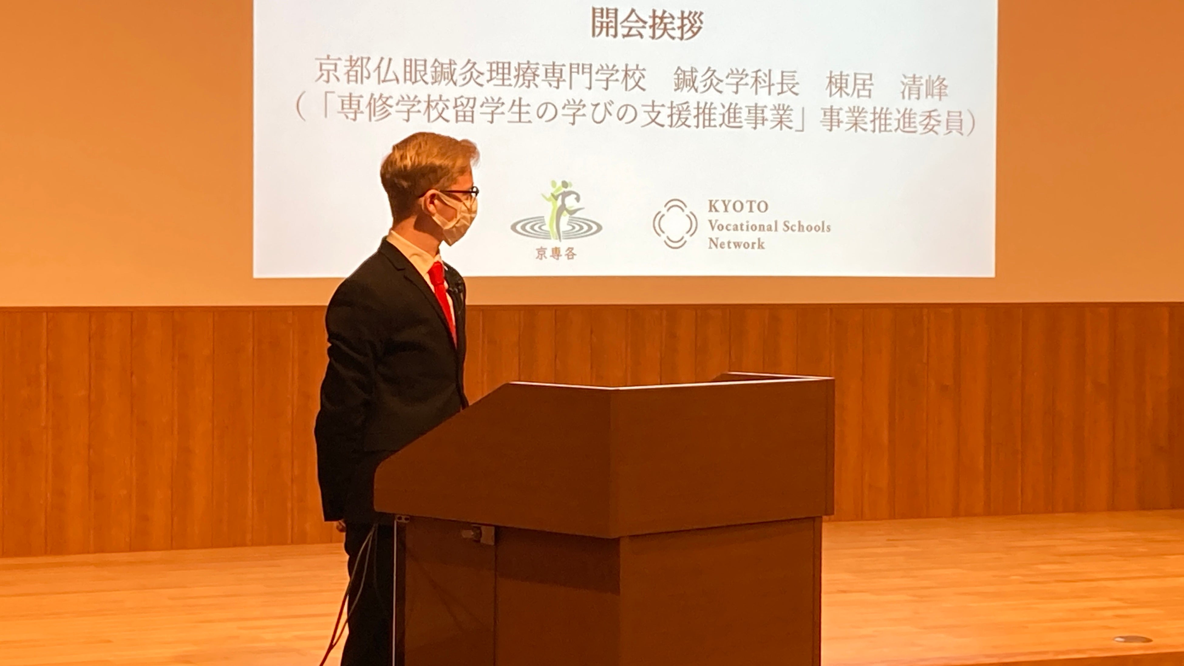 司会は大和学園の卒業生、フランス出身モレルが担当