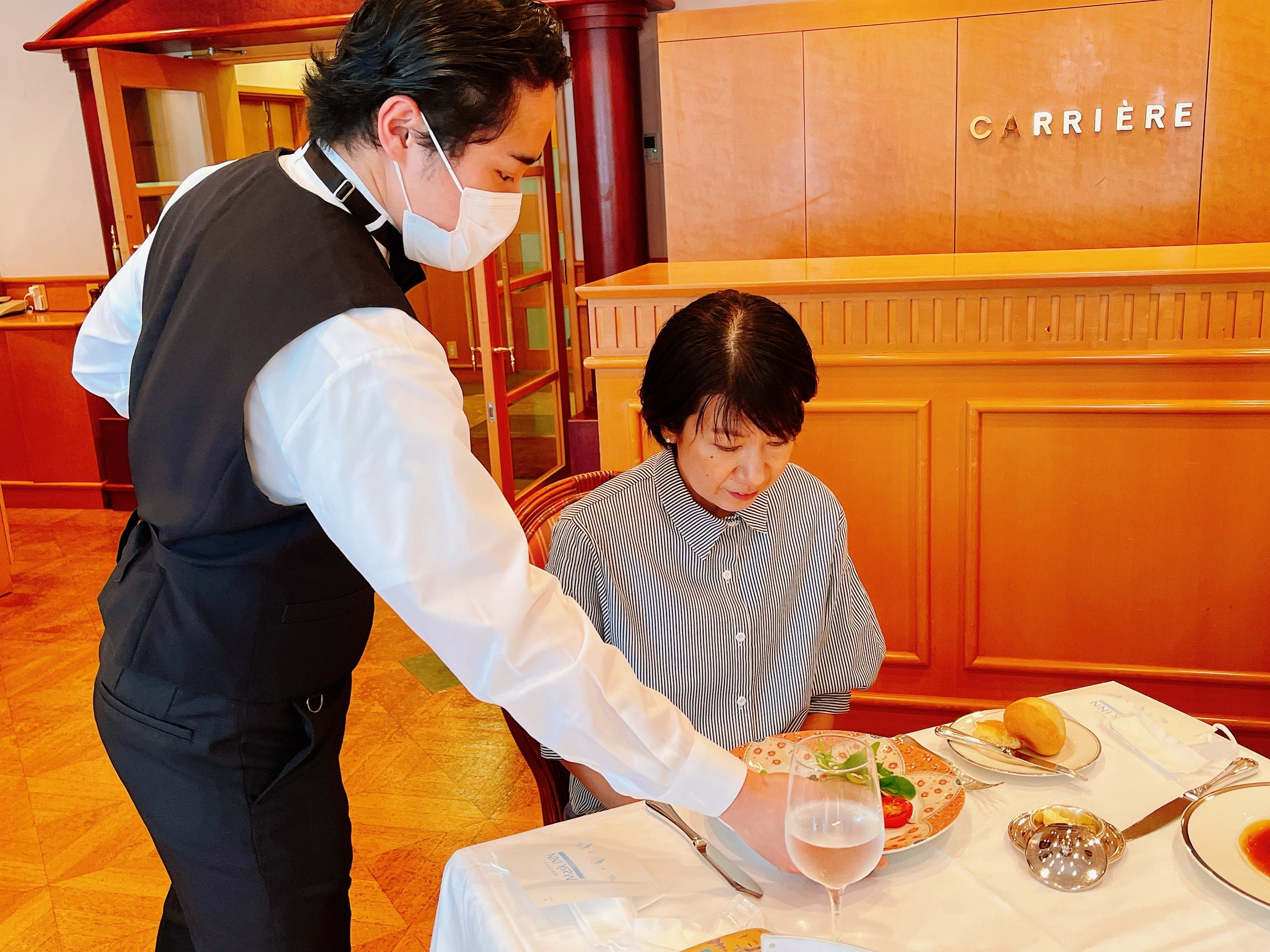 学生がサービスしている様子