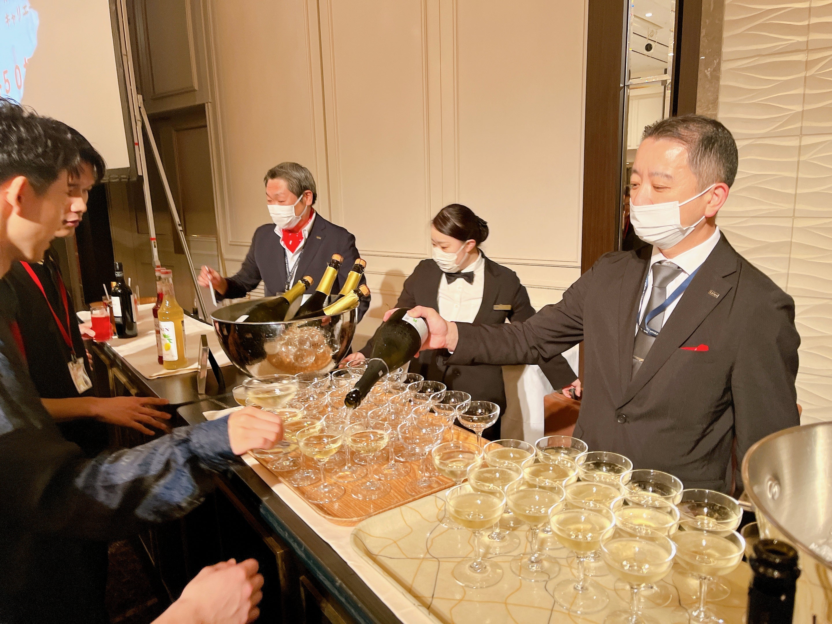 【第二部】ホテル学科金子先生と槇塚先生のバーカウンターの様子