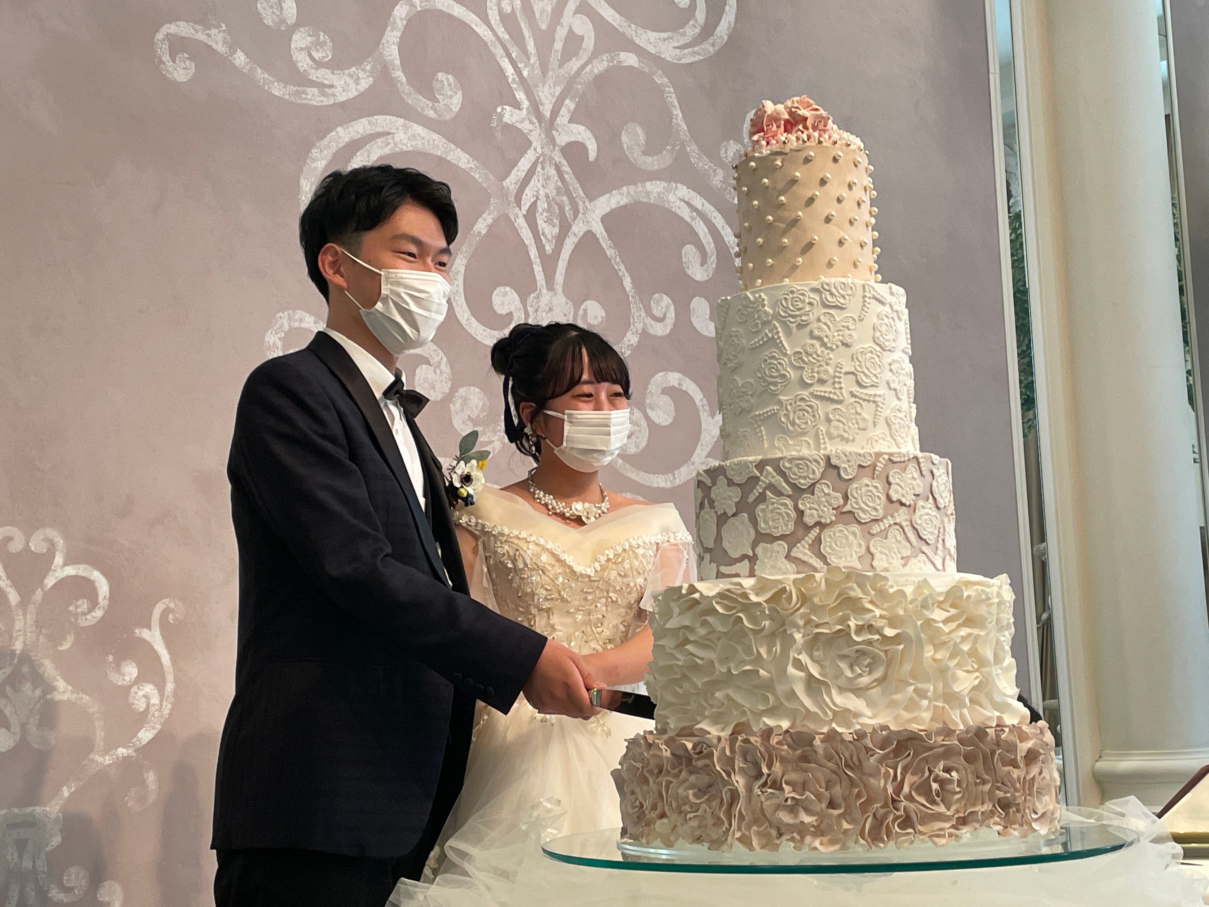 ケーキ入刀の様子