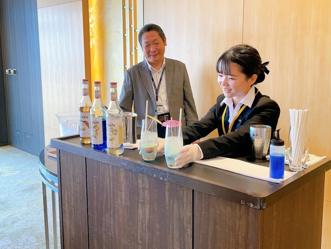 オリジナルウェルカムドリンクの様子