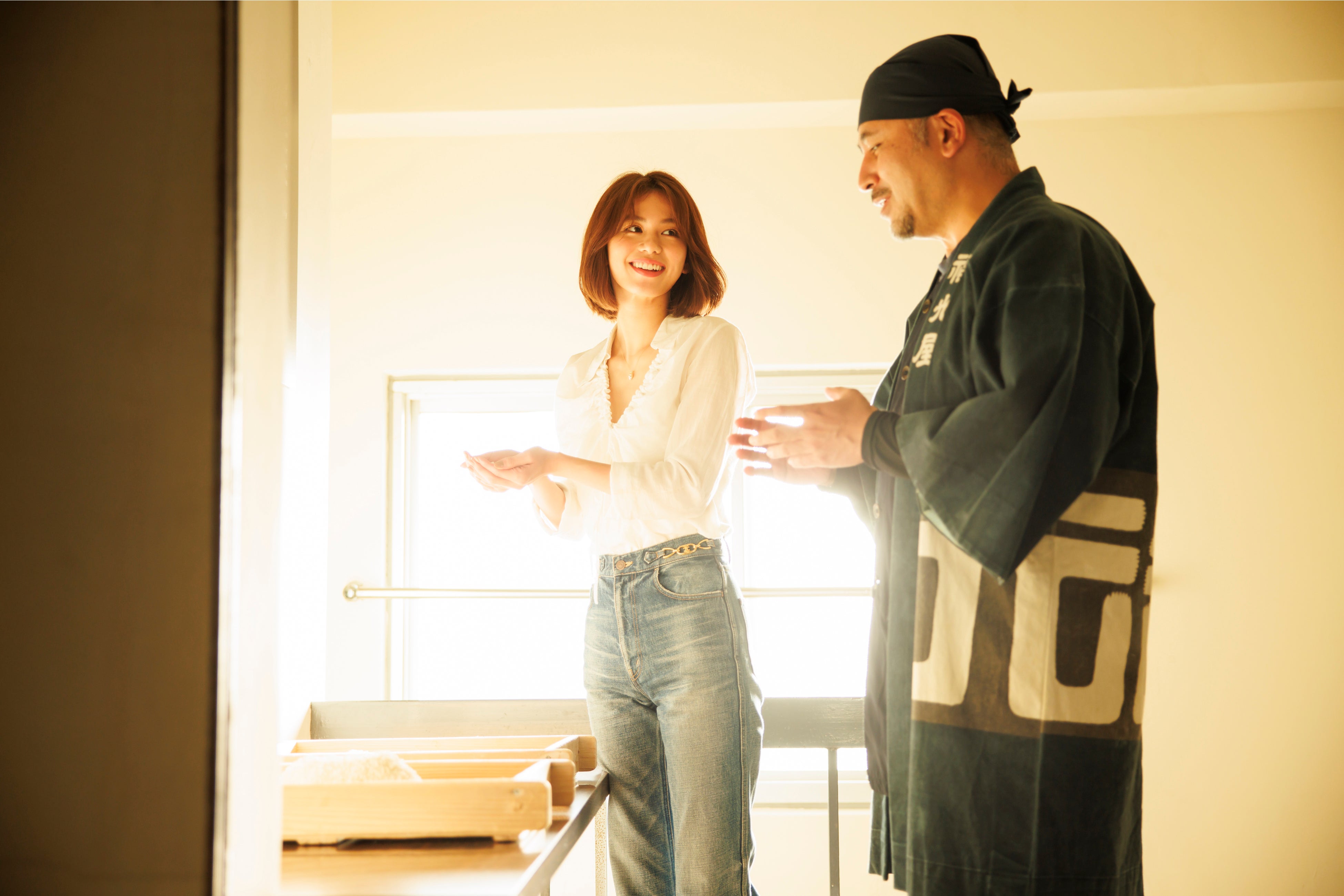 福光屋の杜氏・板谷和彦の解説に耳を傾ける佐藤晴美さん