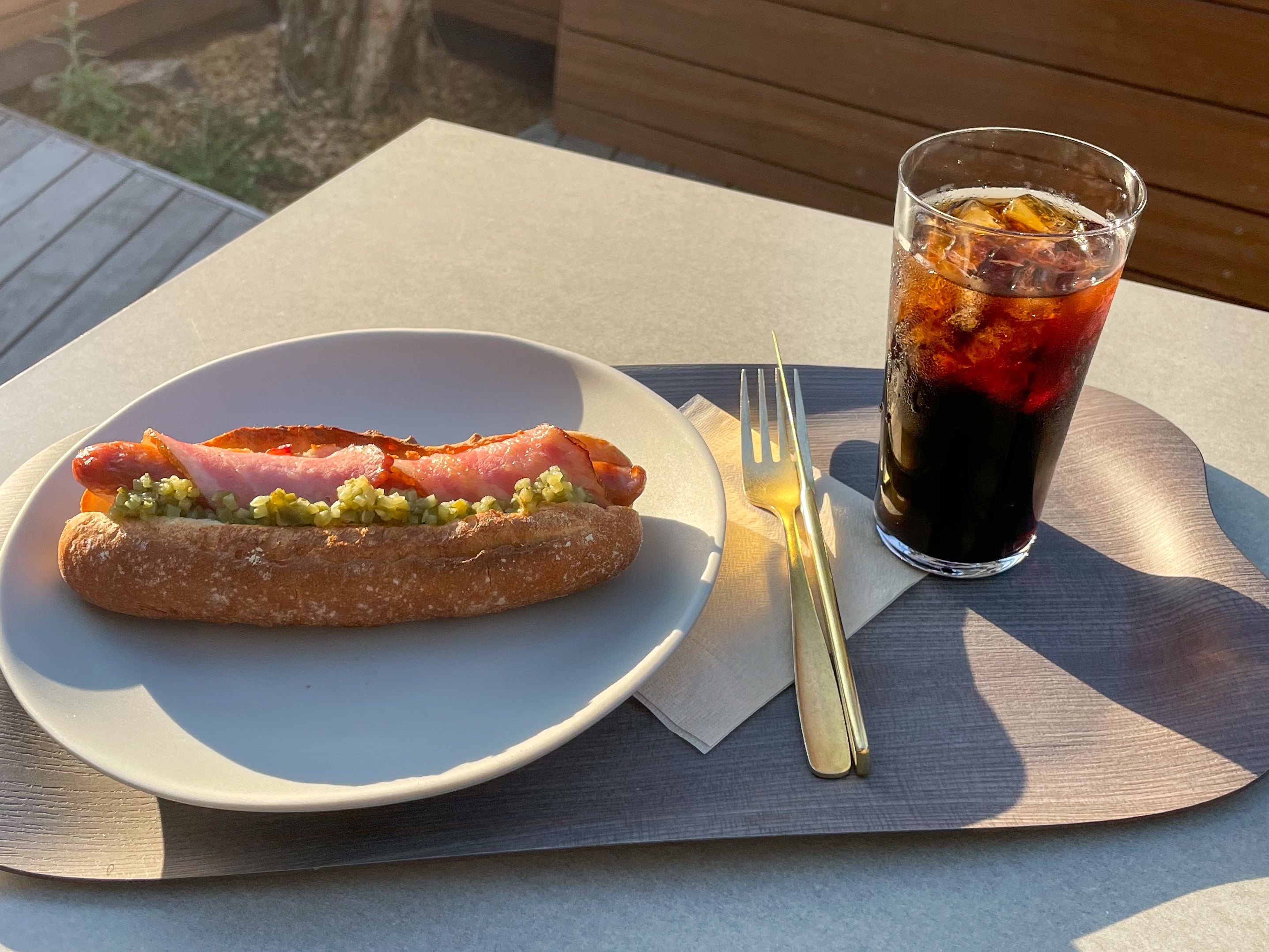 自慢のホットドッグとコーヒー