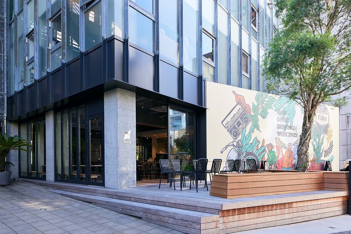 ビビッドな壁画が目を引く外観。テラス席も気持ちいい。