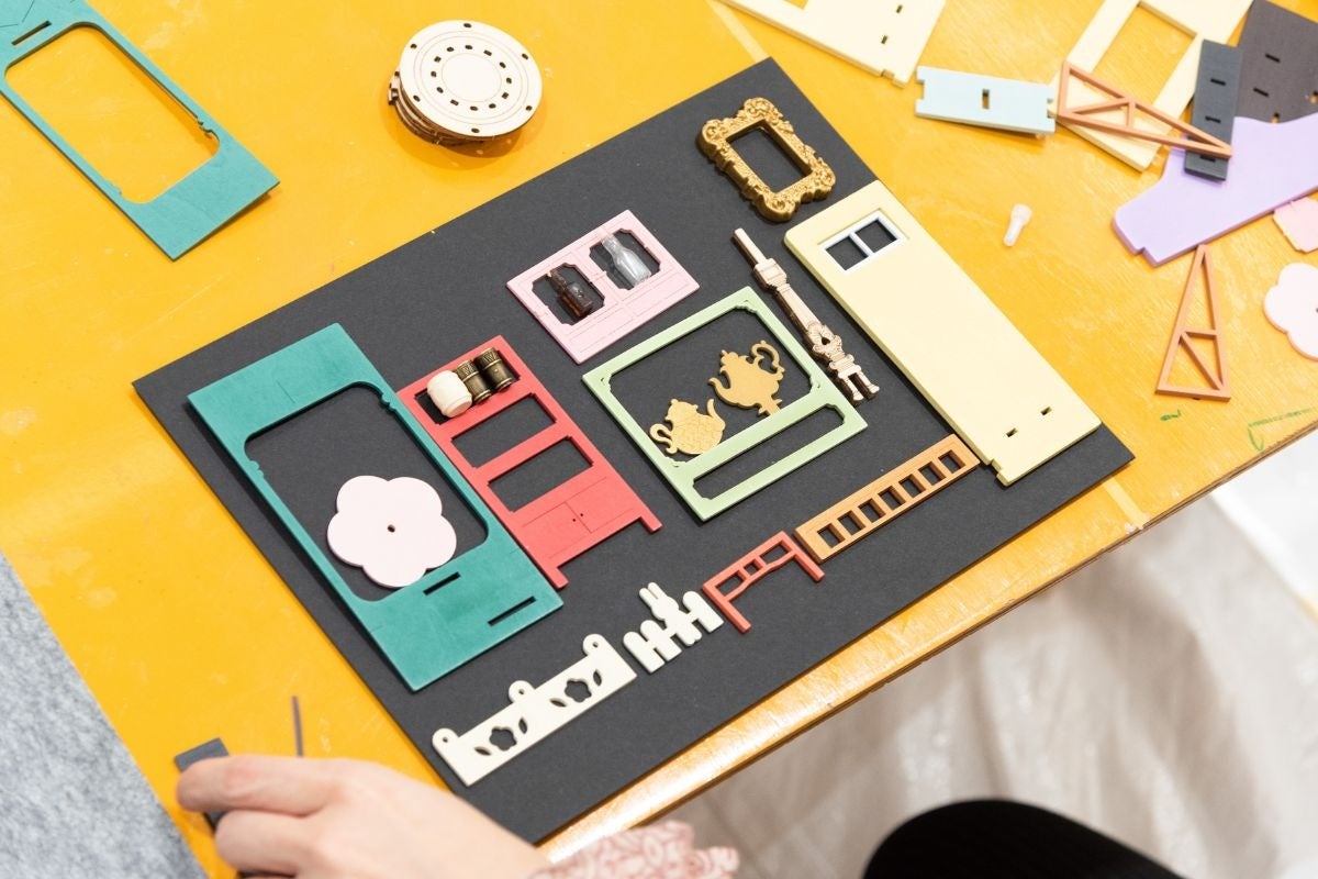 選んだ端材を紙に並べてペタペタ貼っていく