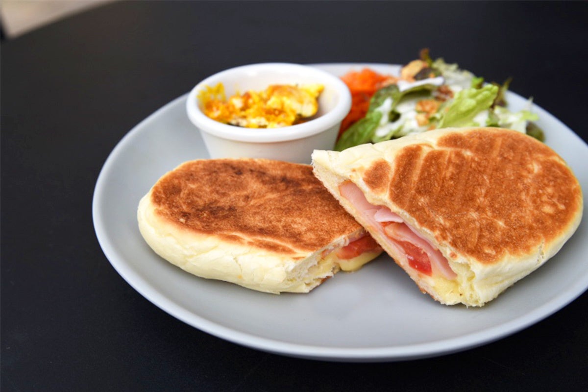 ※写真はゴーダチーズとフレッシュトマト。