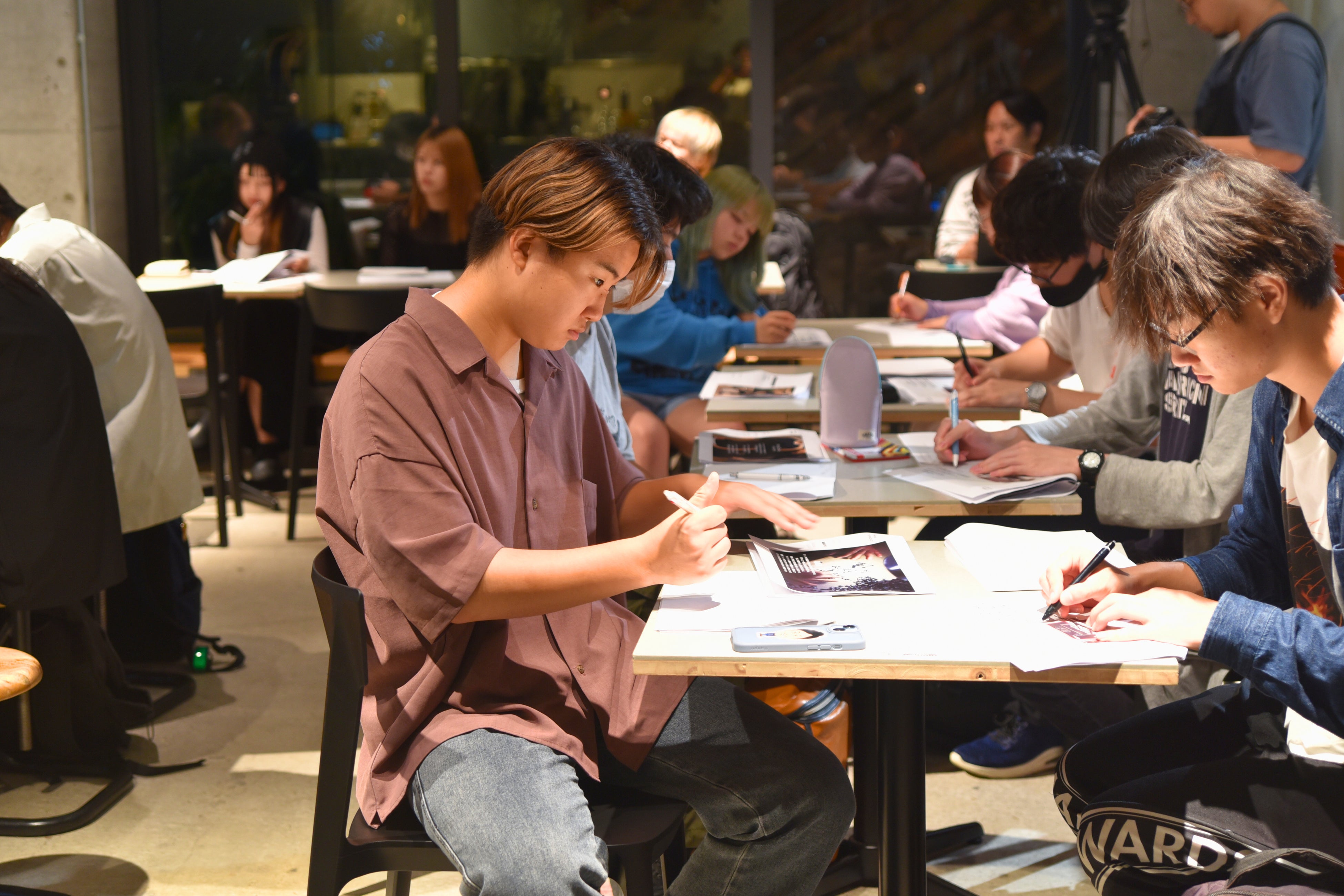 真剣な表情でメモを取る生徒