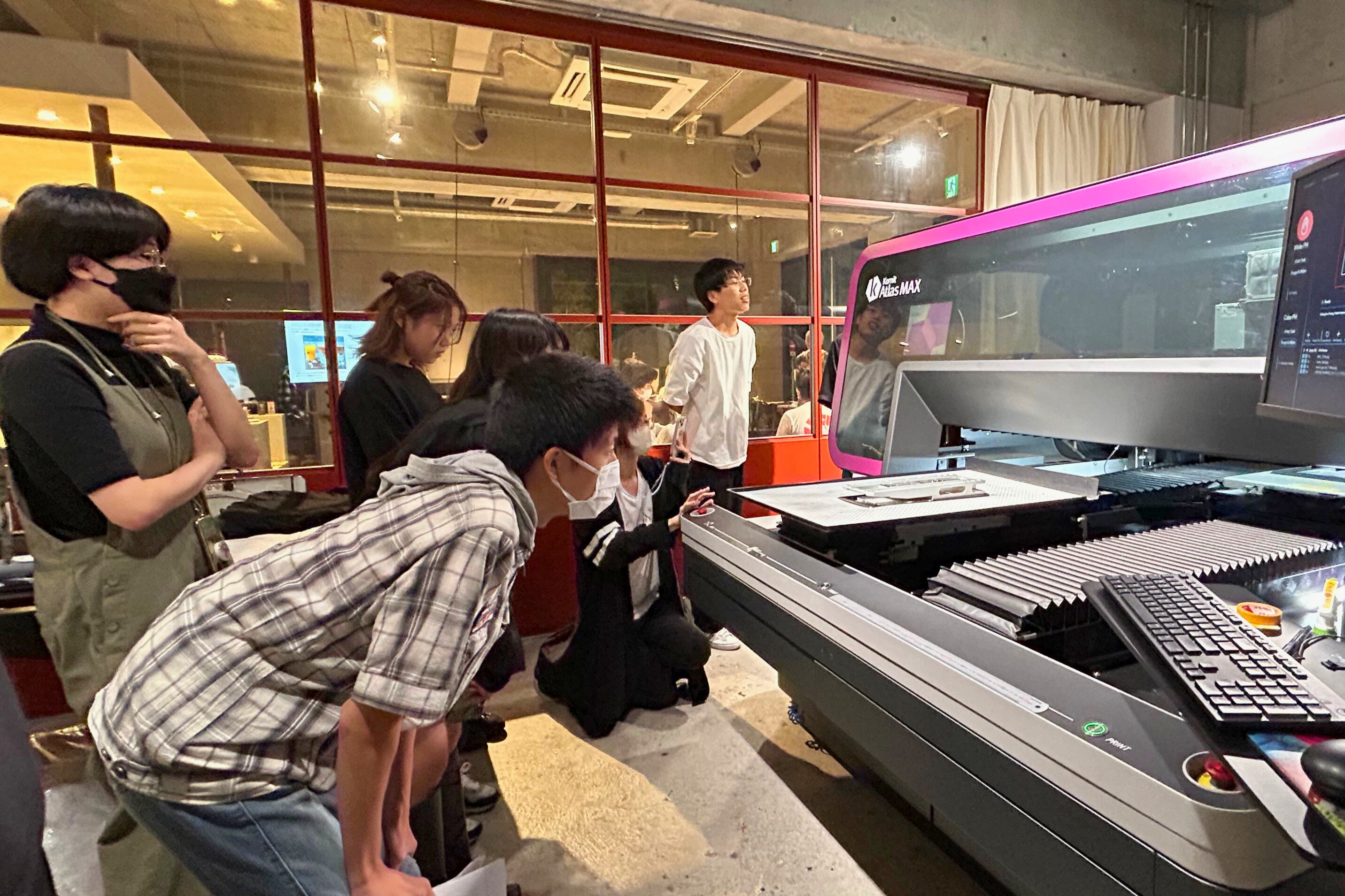 初めて見るプリンターに興味津々な様子の生徒たち