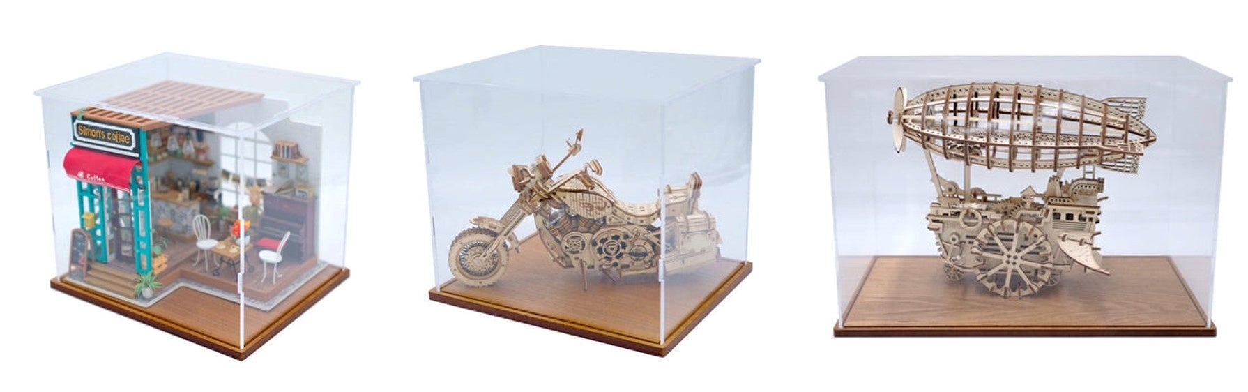 ▲完成したミニチュアハウスやウッドパズルをきれいに飾ることが出来るアクリルケース