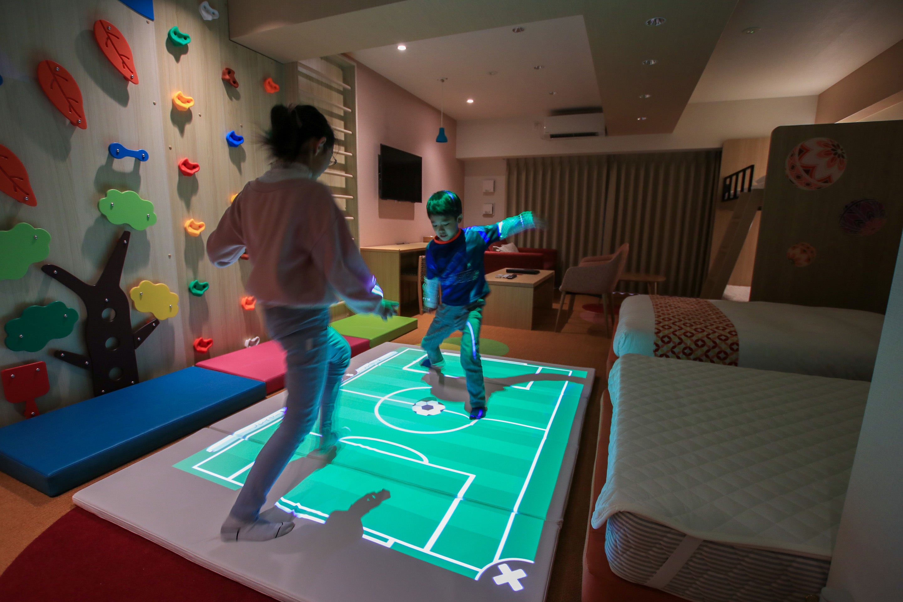 プロジェクションゲームやボルダリングがお部屋の中に！泊って遊べる「キッズルーム」