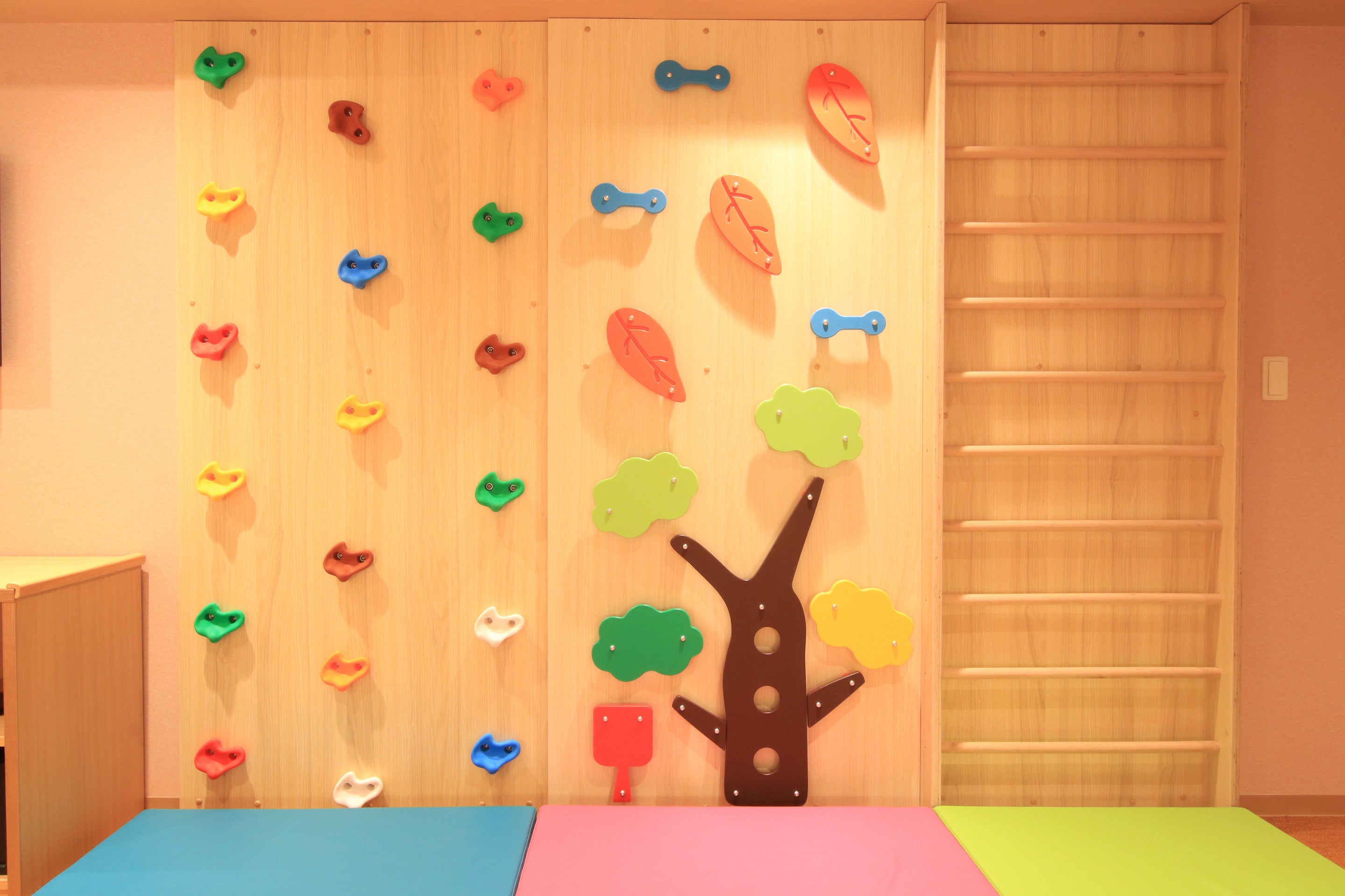 ボルダリングウォールの前にはマットが置かれ、安全の配慮も。