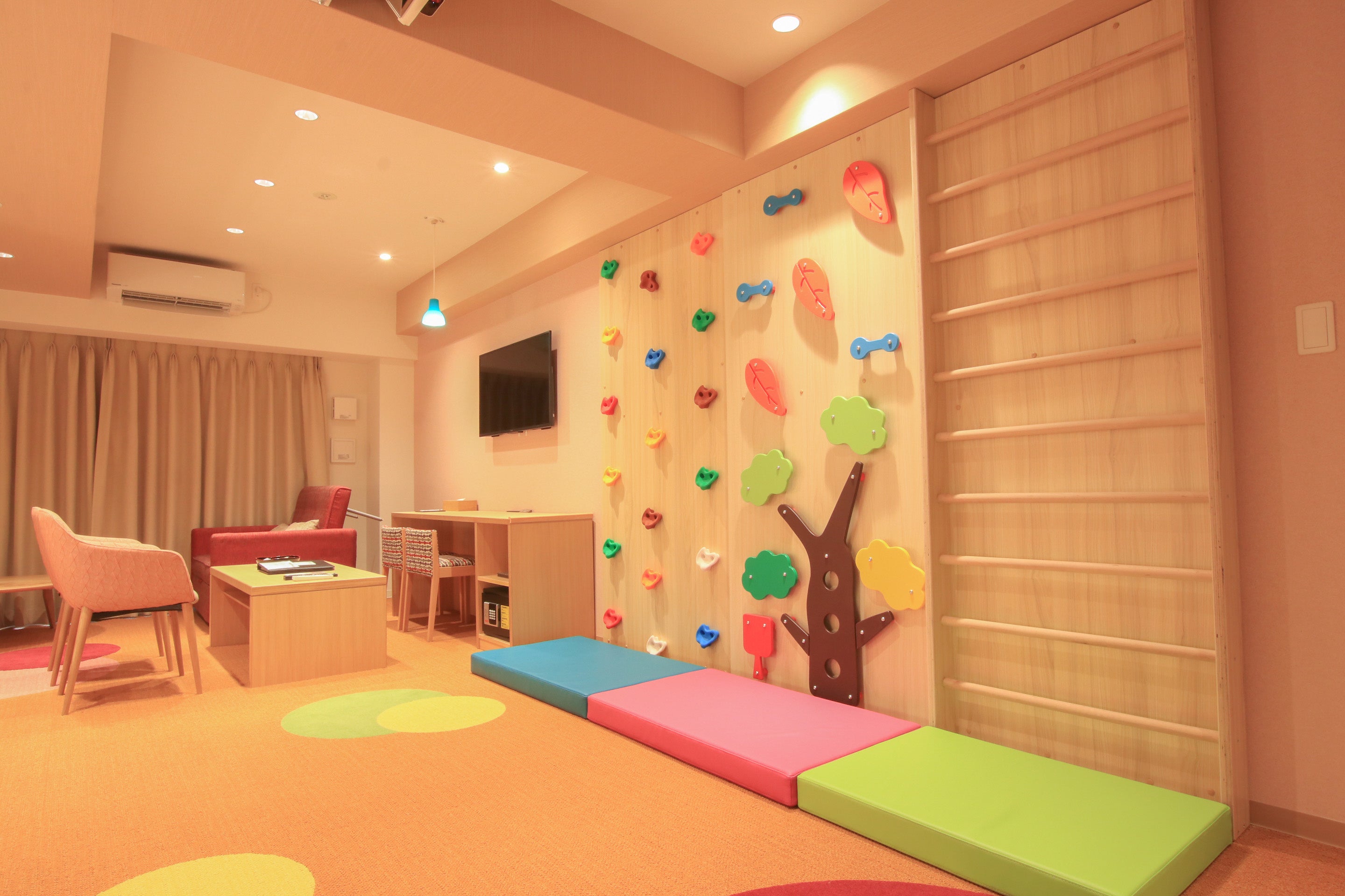 カラフルでかわいいボルダリングウォール