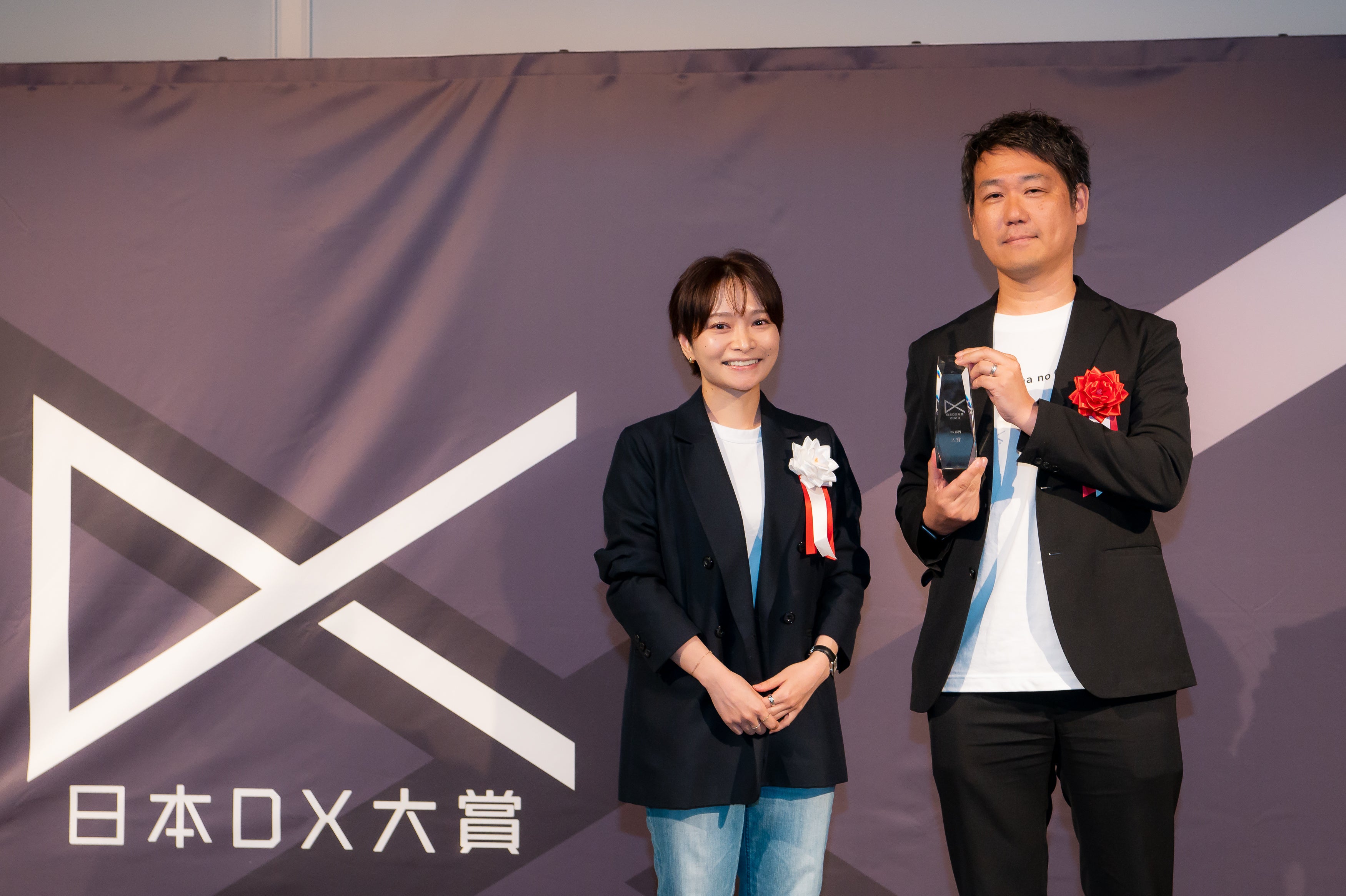 写真右から、みんなの銀行 取締役頭取 永吉健一、ノンフィクションライター 酒井真弓氏（審査員）