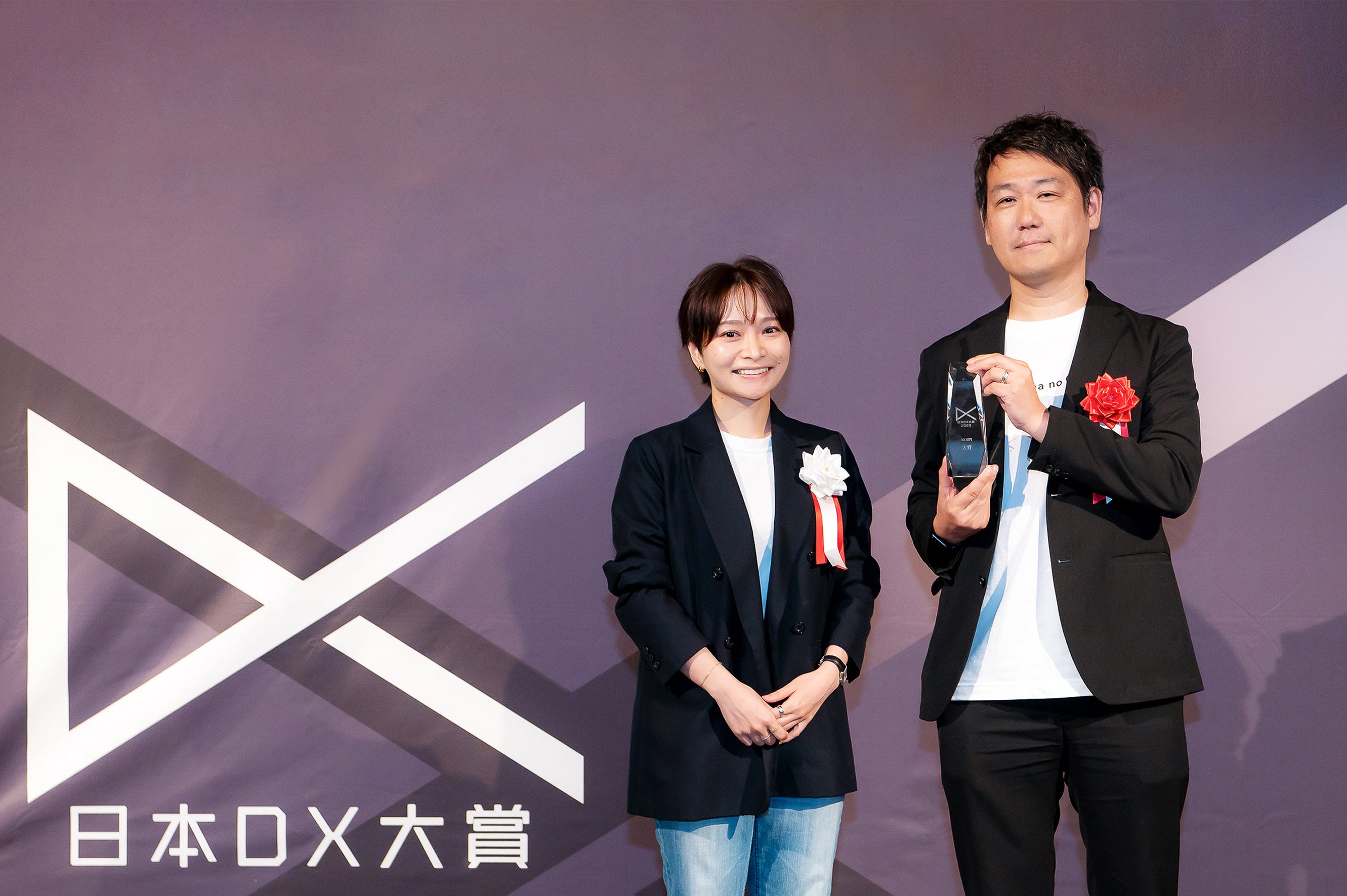 写真右から、みんなの銀行 取締役頭取 永吉健一、ノンフィクションライター 酒井真弓氏（審査員）