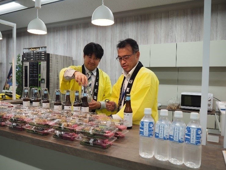 名産品をふるまう町の方